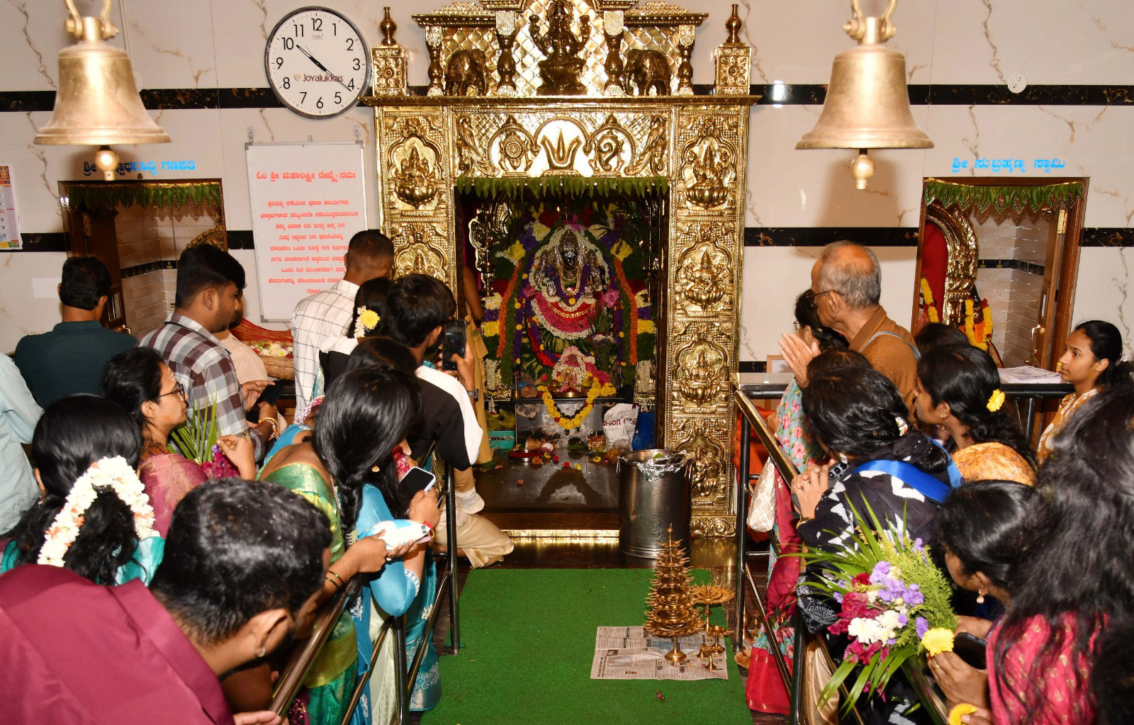 ಜೆ.ಪಿ. ನಗರ ಆರನೇ ಹಂತದ ಲಕ್ಷ್ಮಿ ದೇವಸ್ಥಾನದಲ್ಲಿ ಭಕ್ತರು ವಿಶೇಷ ಪೂಜೆ ಸಲ್ಲಿಸಿದರು