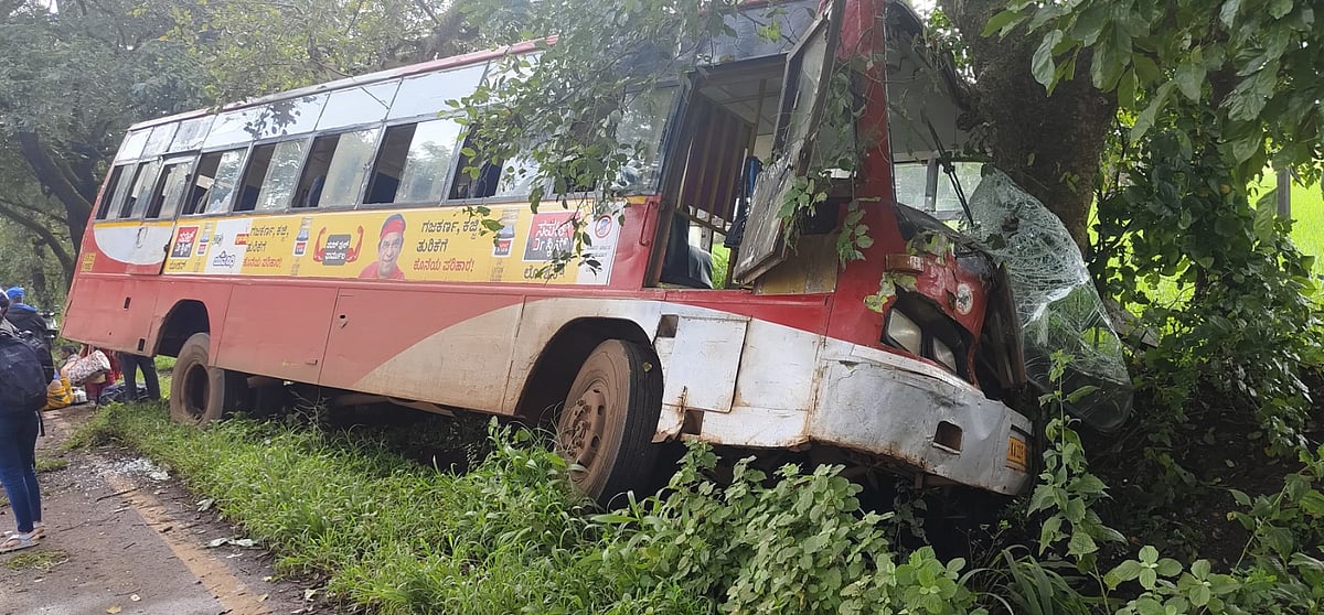 NWKRTC ಬಸ್ ಮರಕ್ಕೆ ಡಿಕ್ಕಿ: ಇಬ್ಬರು ಪ್ರಯಾಣಿಕರಿಗೆ ಗಾಯ