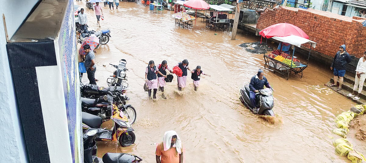 ಸವದತ್ತಿ: ಧಾರಾಕಾರ ಮಳೆಗೆ ಜನಜೀವನ ಅಸ್ತವ್ಯಸ್ಥ