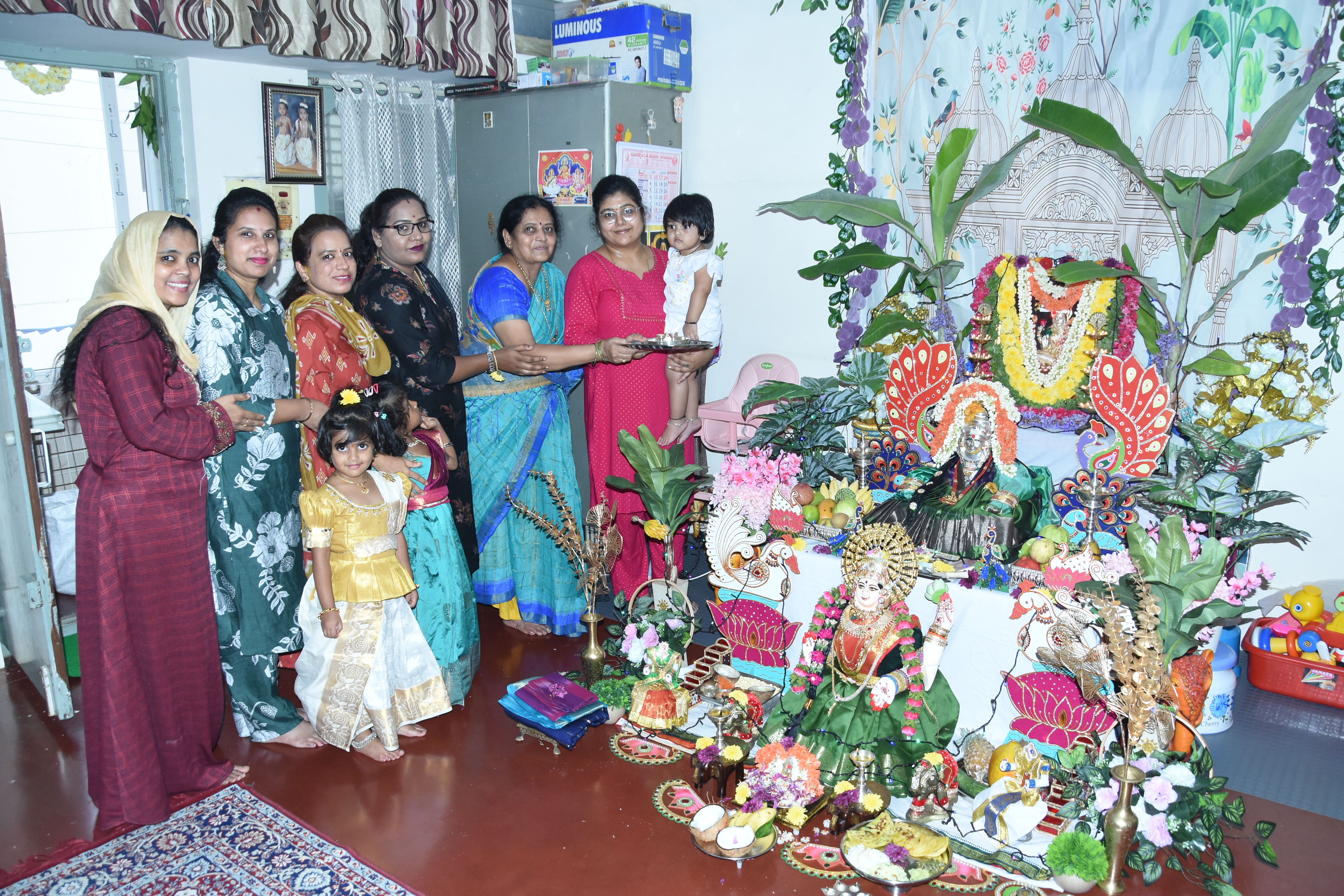 ಚಿಕ್ಕಬಳ್ಳಾಪುರದ ರೇಣುಕಾ ಆರಾಧ್ಯ ಮನೆ  ವರಮಹಾಲಕ್ಷ್ಮಿಗೆ ಆರತಿ   
