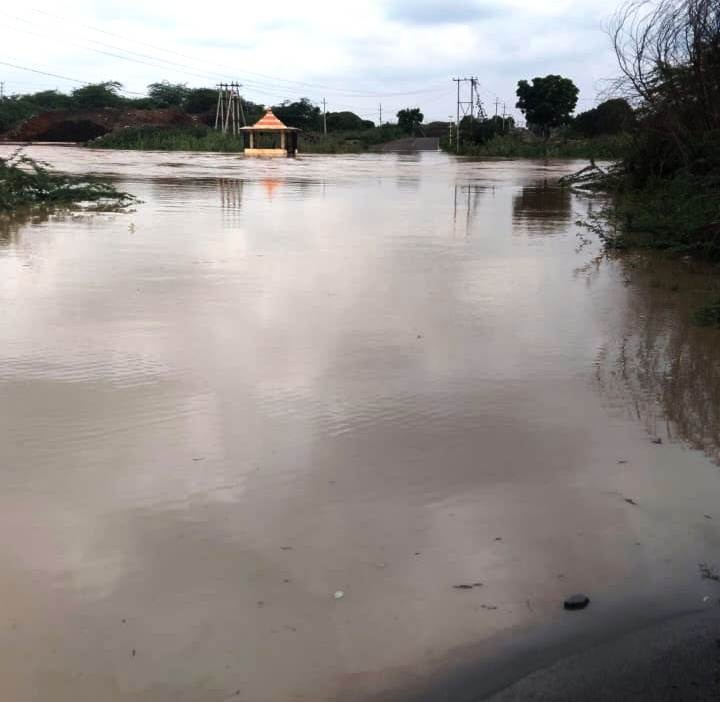 ತಾಳಿಕೋಟೆಯಿಂದ ರಾಜ್ಯ ಹೆದ್ದಾರಿಯಲ್ಲಿರುವ ಡೋಣಿ ನದಿ ಸೇತುವೆ ಶುಕ್ರವಾರವೂ ಜಲಾವೃತವಾಗಿರುವುದು