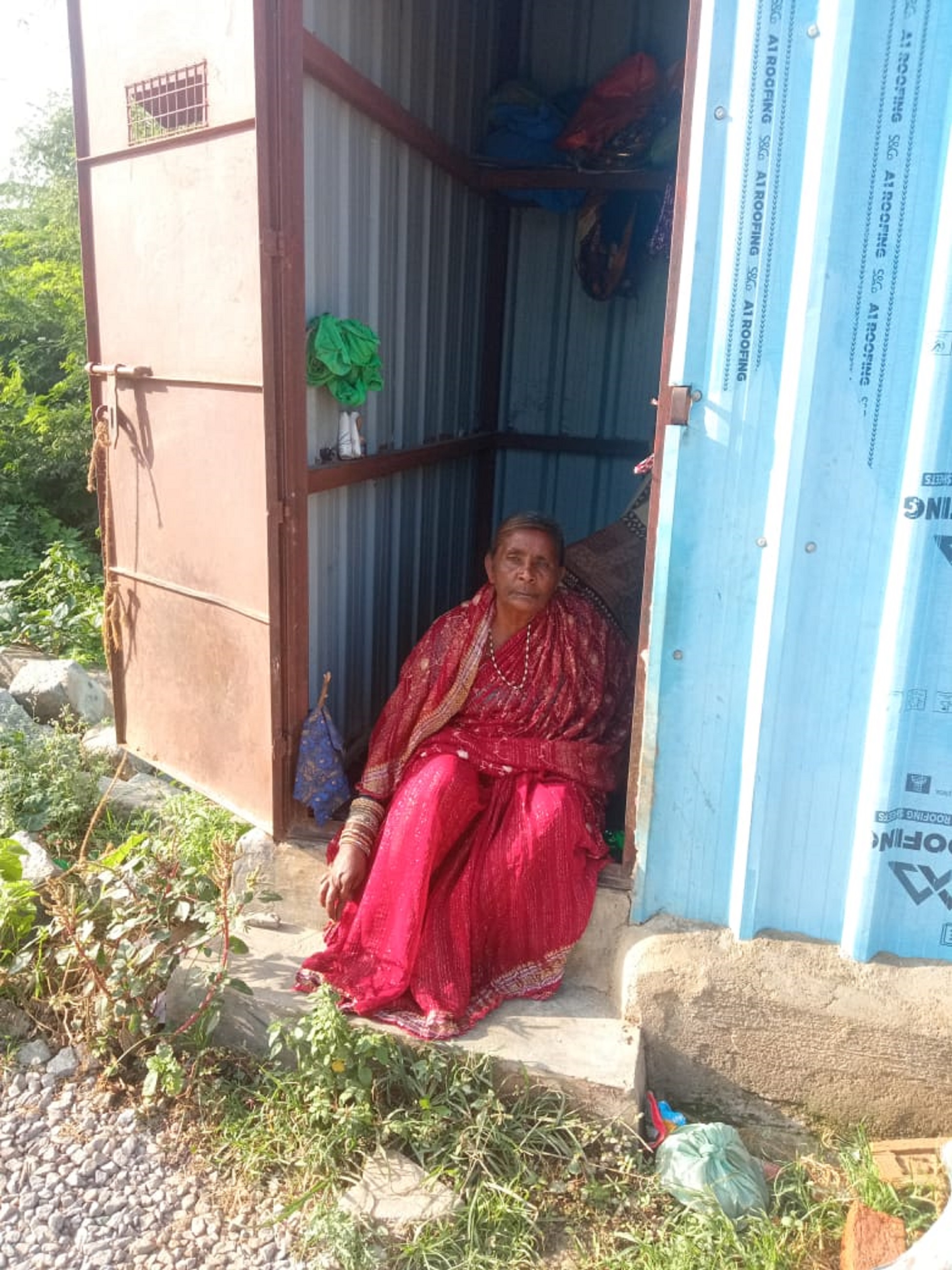 ರಾಯಚೂರು ತಾಲ್ಲೂಕಿನ ಬಿಜನಗೇರಾ ಗ್ರಾಮದಲ್ಲಿ ಟಿನ್‌ಶೀಟ್‌ ಶೆಡ್‌ನಲ್ಲಿ ವಾಸಿಸುತ್ತಿರುವ ಭಿಕ್ಷುಕಿ ರಂಗಮ್ಮ