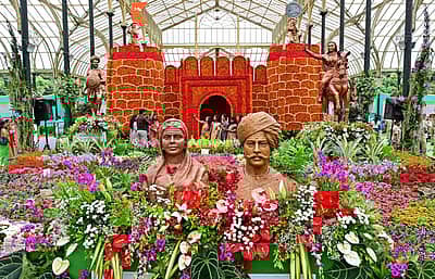 ರಾಣಿ ಚನ್ನಮ್ಮ ಹಾಗೂ ಸಂಗೊಳ್ಳಿ ರಾಯಣ್ಣ ಅವರ ಪುತ್ಥಳಿಗಳು ರಾರಾಜಿಸುತ್ತಿವೆ. 