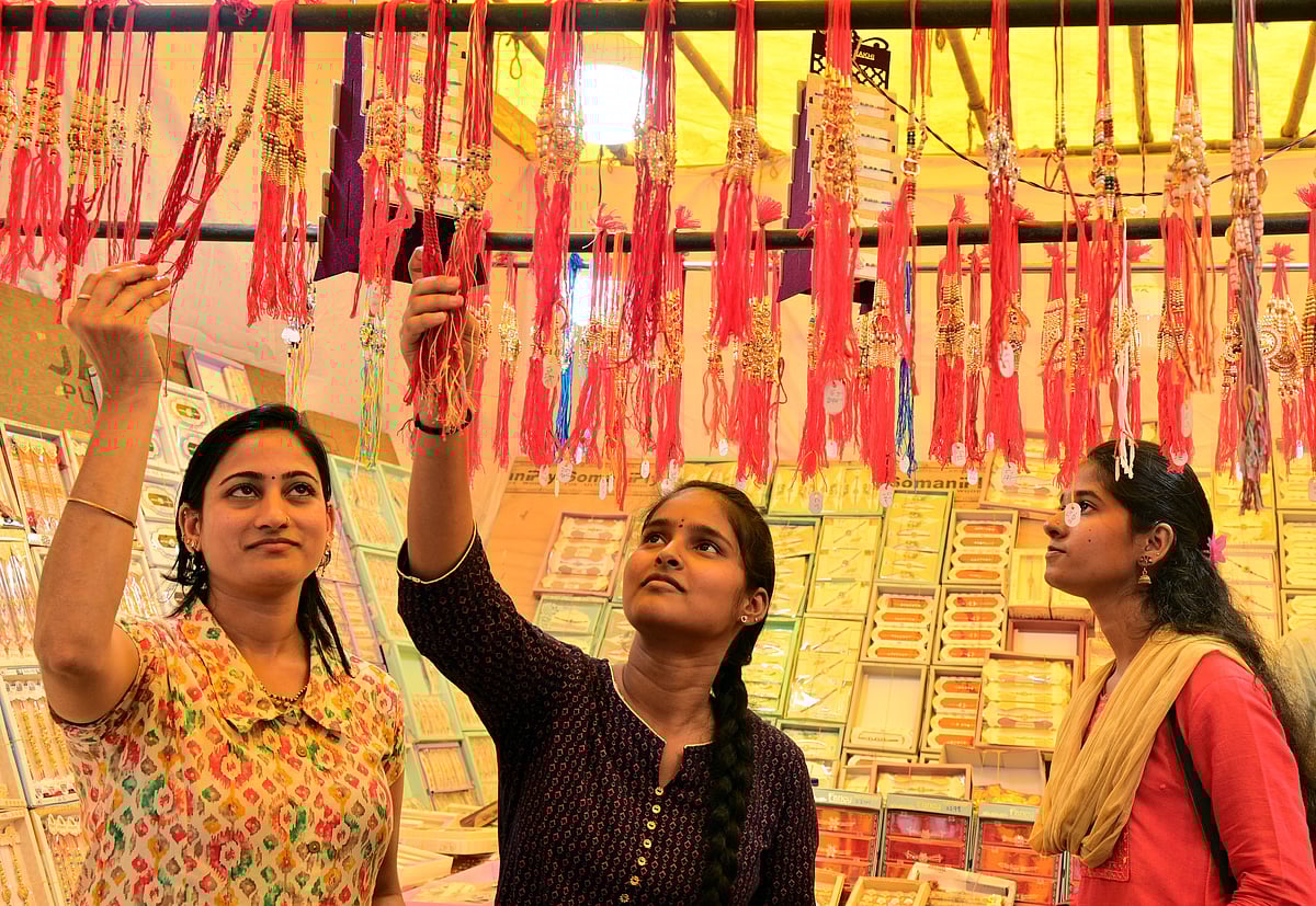 ಹುಬ್ಬಳ್ಳಿ: ಕಣ್ಮನ ಸೆಳೆಯುತ್ತಿವೆ ಚಿತ್ತಾಕರ್ಷಕ ರಾಖಿ