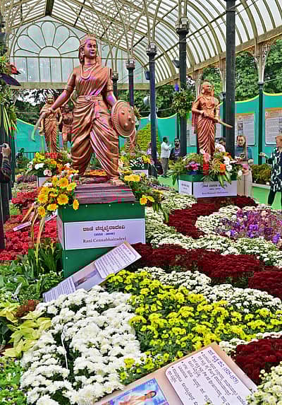 ಗಾಜಿನ ಮನೆಯ ಹಿಂಭಾಗದಲ್ಲಿ ರಾಣಿ ಅಬ್ಬಕ್ಕ ದೇವಿ, ಚೆನ್ನಾ ಭೈರಾದೇವಿ, ಬೆಳವಾಡಿ ಮಲ್ಲಮ್ಮ, ಕೆಳದಿ ಚನ್ನಮ್ಮ, ವೀರಮ್ಮಾಜಿ, ಒನಕೆ ಓಬವ್ವನವರ ಪ್ರತಿಮೆಗಳು ರಾರಾಜಿಸುತ್ತಿವೆ