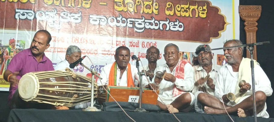 ಮರಿಯಮ್ಮನಹಳ್ಳಿಯ ದುರ್ಗಾದಾಸ್ ಕಲಾಮಂದಿರದಲ್ಲಿ ಶುಕ್ರವಾರ ಸಂಜೆ ಕನ್ನಡ ಮತ್ತು ಸಂಸ್ಕøತಿ ಇಲಾಖೆ ಹಮ್ಮಿಕೊಂಡಿದ್ದ ‘ಹಾಡಿರೇ ರಾಗಗಳ-ತೂಗಿರೇ ದೀಪಗಳ’ ಸಾಂಸ್ಕøತಿಕ ಕಾರ್ಯಕ್ರಮದಲ್ಲಿ ವಟ್ಟಿ ರಾಮಪ್ಪ ತಂಡದವರು ಬಯಲಾಟದ ಪದಗಳನ್ನು ಹಾಡಿದರು.