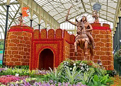  ಕಿತ್ತೂರು ಕೋಟೆ ಮಾದರಿಯನ್ನು 1.5 ಲಕ್ಷ ಡಚ್‌ ಗುಲಾಬಿ ಹೂವು, 1.5 ಲಕ್ಷ ಹೈಬ್ರಿಡ್‌ ಸೇವಂತಿಗೆ ಹಾಗೂ 30 ಸಾವಿರ ಕೋಲ್ಕತ್ತ ಸೇವಂತಿಗೆ ಹೂವುಗಳನ್ನು ಬಳಸಿಕೊಂಡು ಈ ಪರಿಕಲ್ಪನೆ ಸಿದ್ಧಪಡಿಸಲಾಗಿದೆ.