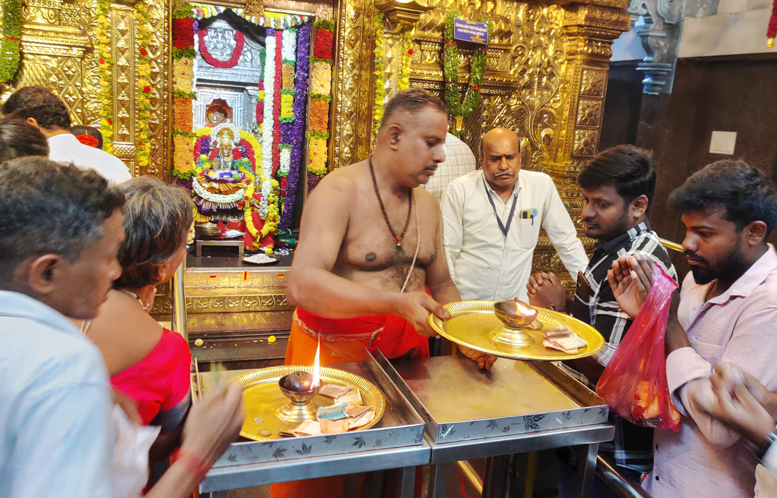 ಗೊರವನಹಳ್ಳಿ ಮಹಾಲಕ್ಷ್ಮಿ ದೇಗುಲದಲ್ಲಿ ವರಮಹಾಲಕ್ಷ್ಮಿ ಹಬ್ಬದ ಅಂಗವಾಗಿ ವಿಶೇಷ ಪೂಜಾ ಕೈಂಕರ್ಯಗಳು ಜರುಗಿದವು.