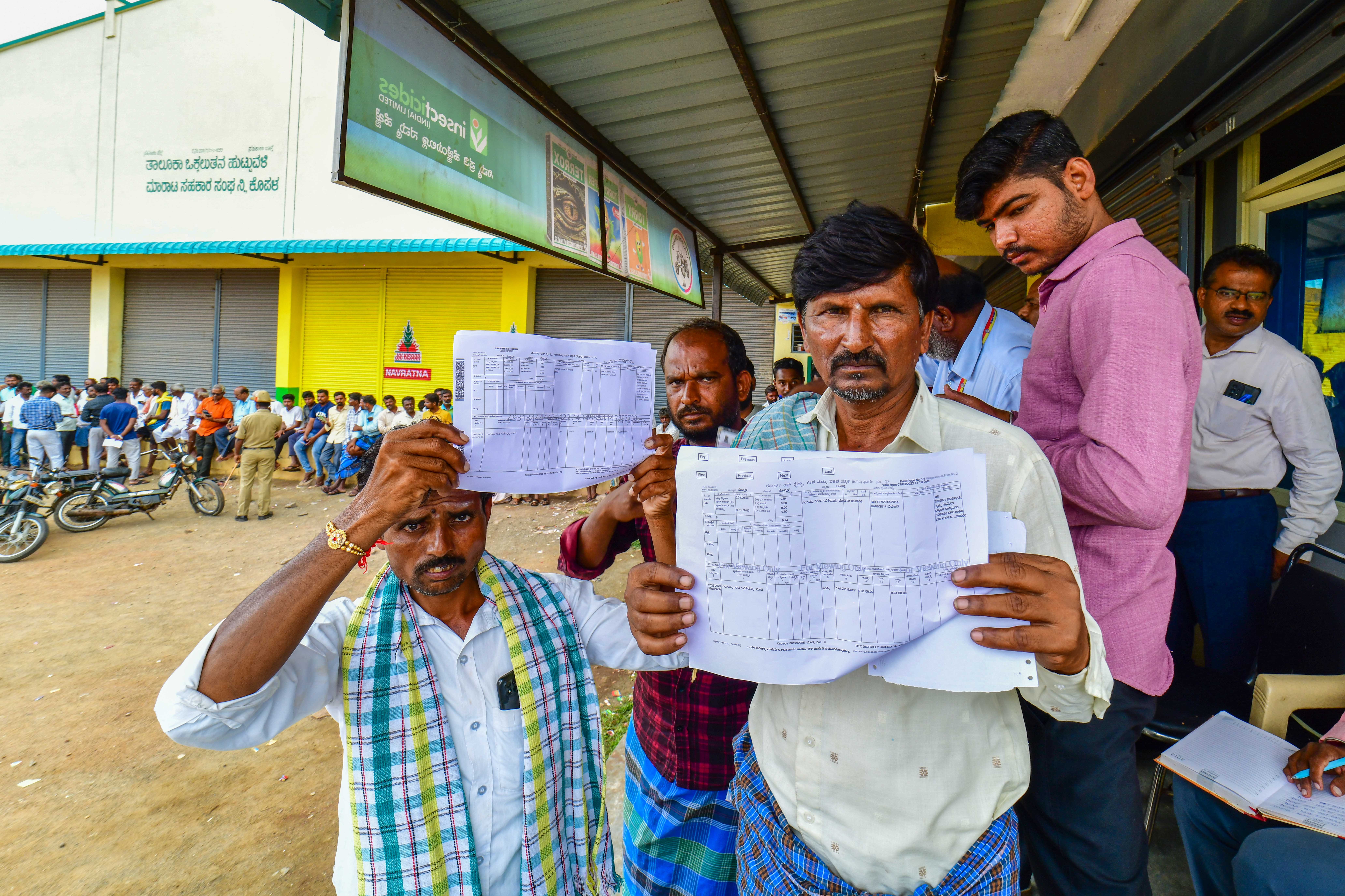 ರಸಗೊಬ್ಬರ ಪಡೆಯಲು ತಂದಿದ್ದ ಪಹಣಿ ತೋರಿಸಿದ ರೈತರು