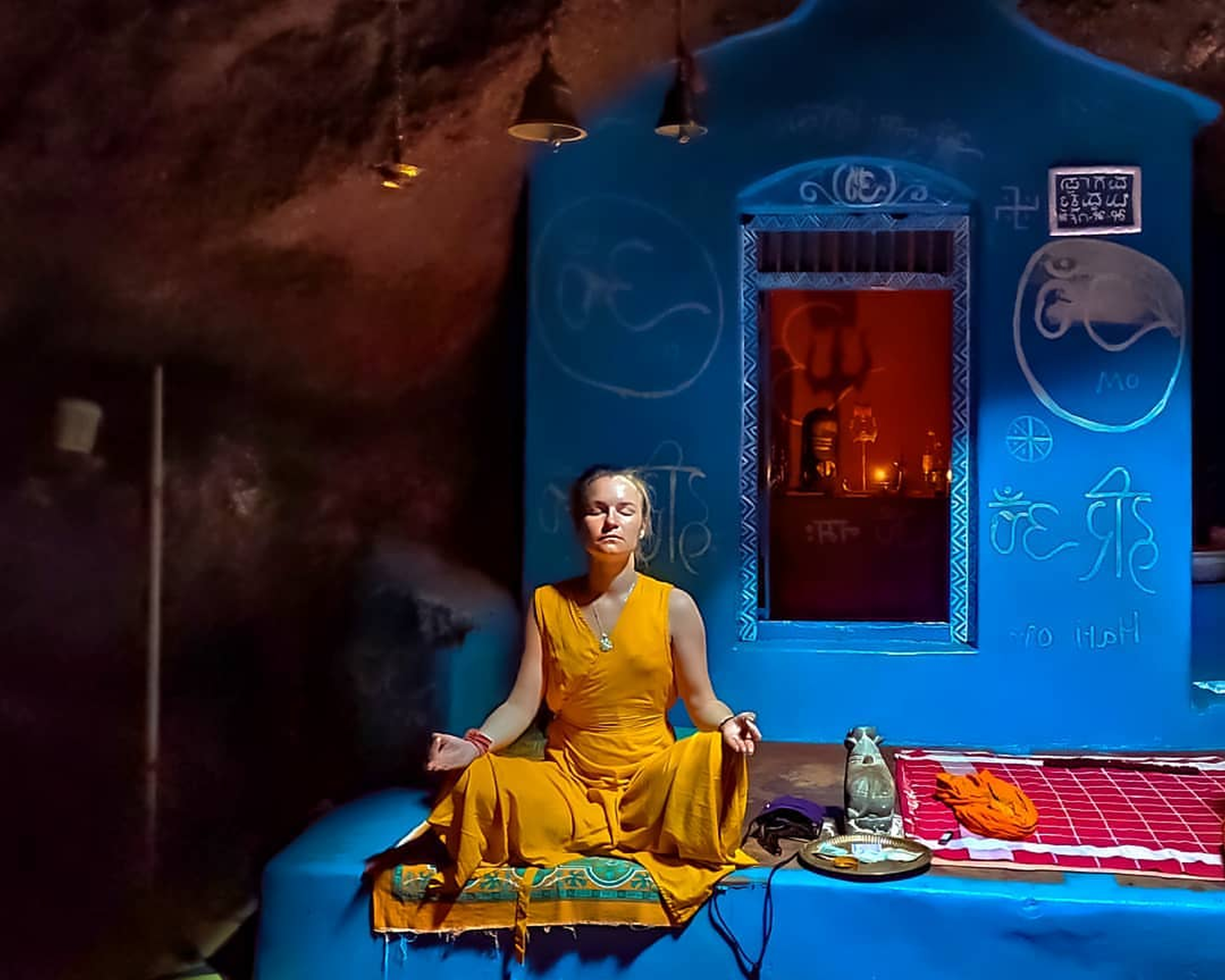 ಗೋಕರ್ಣದ ಗೋ ಗರ್ಭ ಗುಹೆಯಲ್ಲಿರುವ ಶಿವಮಂದಿರದ ಬಳಿ ಧ್ಯಾನಸ್ಥ ಸ್ಥಿತಿಯಲ್ಲಿರುವ ವಿದೇಶಿ ಮಹಿಳೆ.