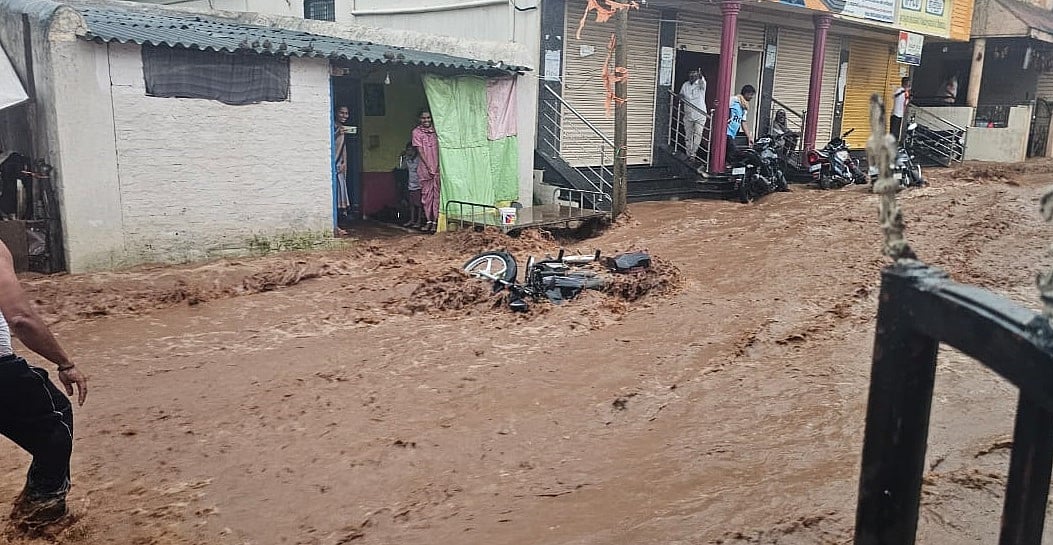 ಧಾರಾಕಾರ ಮಳೆಯಿಂದ ಉಗರಗೋಳ–ಯಲ್ಲಮ್ಮನಗುಡ್ಡ ಸಂಚಾರ ಸ್ಥಗಿತ: ಭಕ್ತರ ಪರದಾಟ