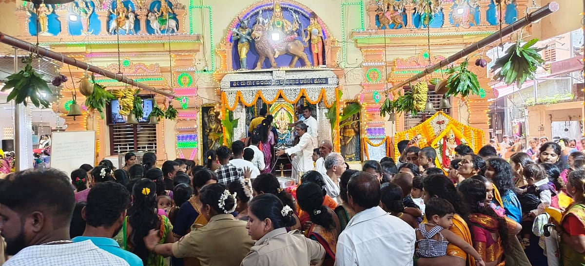 ಭಟ್ಕಳ | ಅಳ್ವೇಕೋಡಿ ದುರ್ಗಾಪರಮೇಶ್ವರಿಗೆ 10 ಸಾವಿರ ಮಹಿಳೆಯರಿಂದ ಉಡಿ ಸಮರ್ಪಣೆ