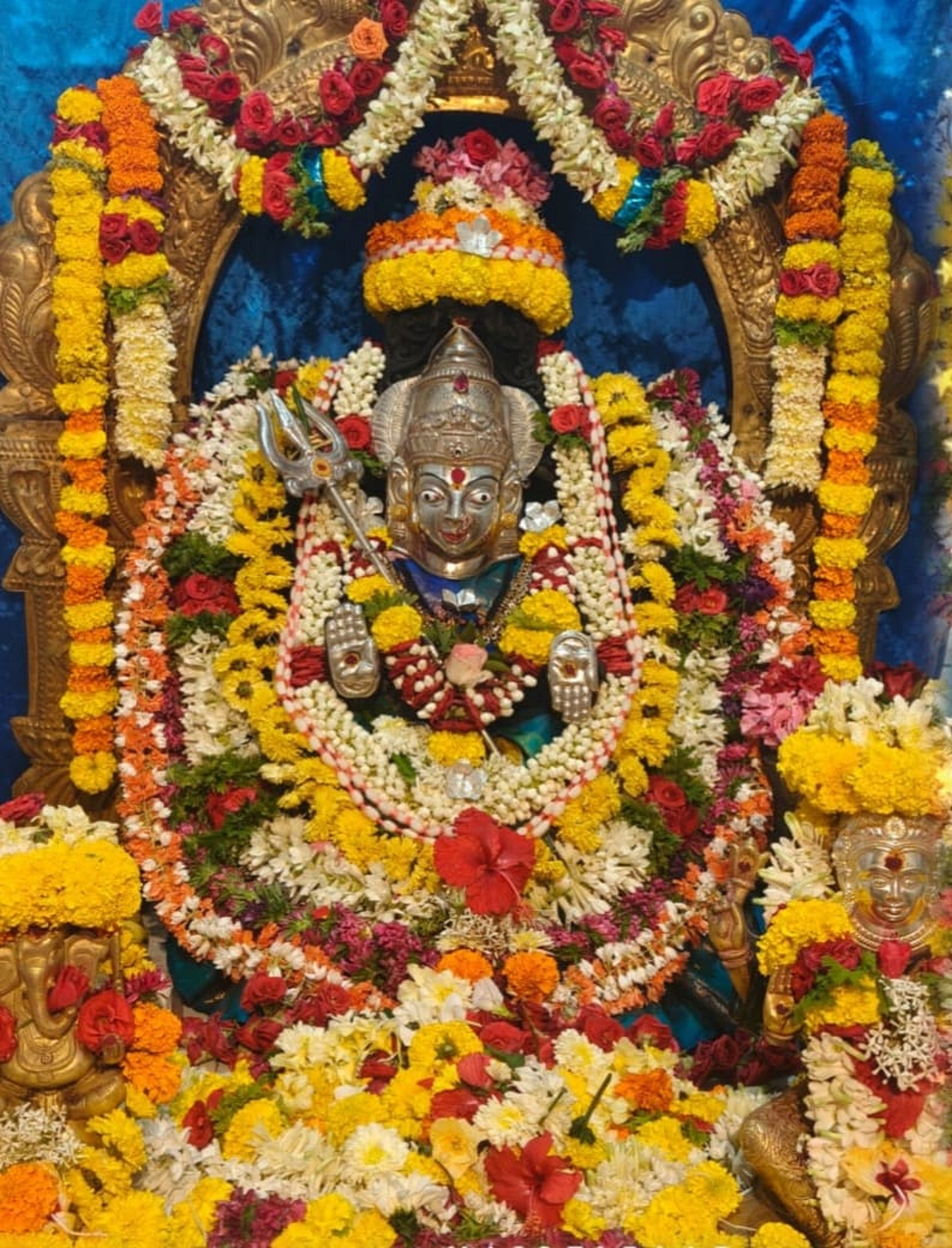 ಹಾವೇರಿ ಶಿವಾಜಿನಗರದ ಭುವನೇಶ್ವರಿ ದೇವಿ (ವಡ್ಡಮ್ಮ ದೇವಿ) ದೇವಸ್ಥಾನದಲ್ಲಿ ವರ ಮಹಾಲಕ್ಷ್ಮಿ ಹಬ್ಬದ ನಿಮಿತ್ತ ಶುಕ್ರವಾರ ದೇವಿ ಮೂರ್ತಿಗೆ ವಿಶೇಷ ಅಲಂಕಾರ ಮಾಡಲಾಗಿತ್ತು