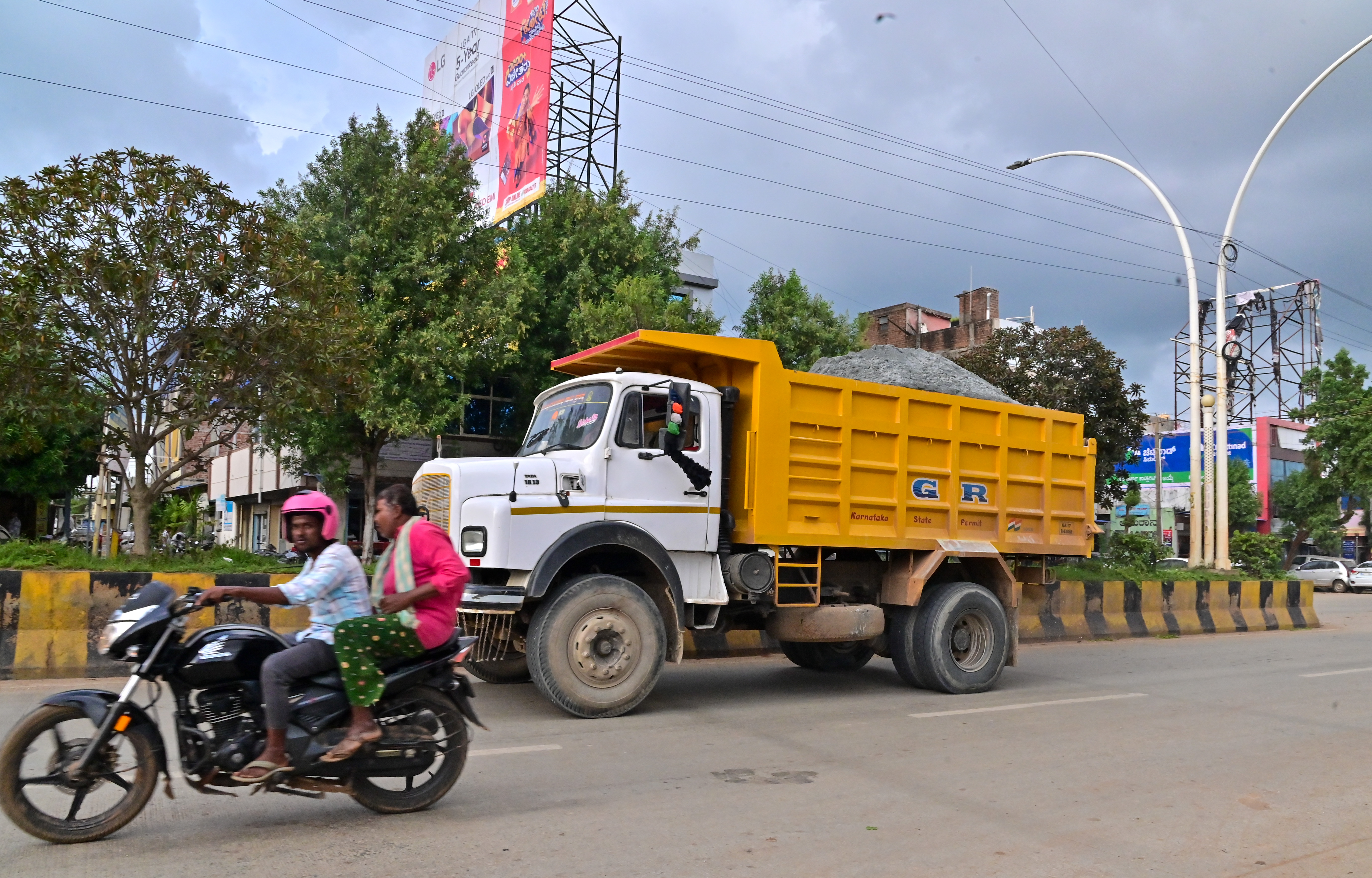 ದಾವಣಗೆರೆಯ ಪಿ.ಬಿ. ರಸ್ತೆಯಲ್ಲಿ ಸಾಗುವ ಟಿಪ್ಪರ್ ಕಿವಿಗಡಚಿಕ್ಕುವ ಹಾರ್ನ್‌ ಹಾಕುತ್ತ ವೇಗವಾಗಿ ಸಾಗುತ್ತವೆ –ಪ್ರಜಾವಾಣಿ ಚಿತ್ರ: ಸತೀಶ್ ಬಡಿಗೇರ