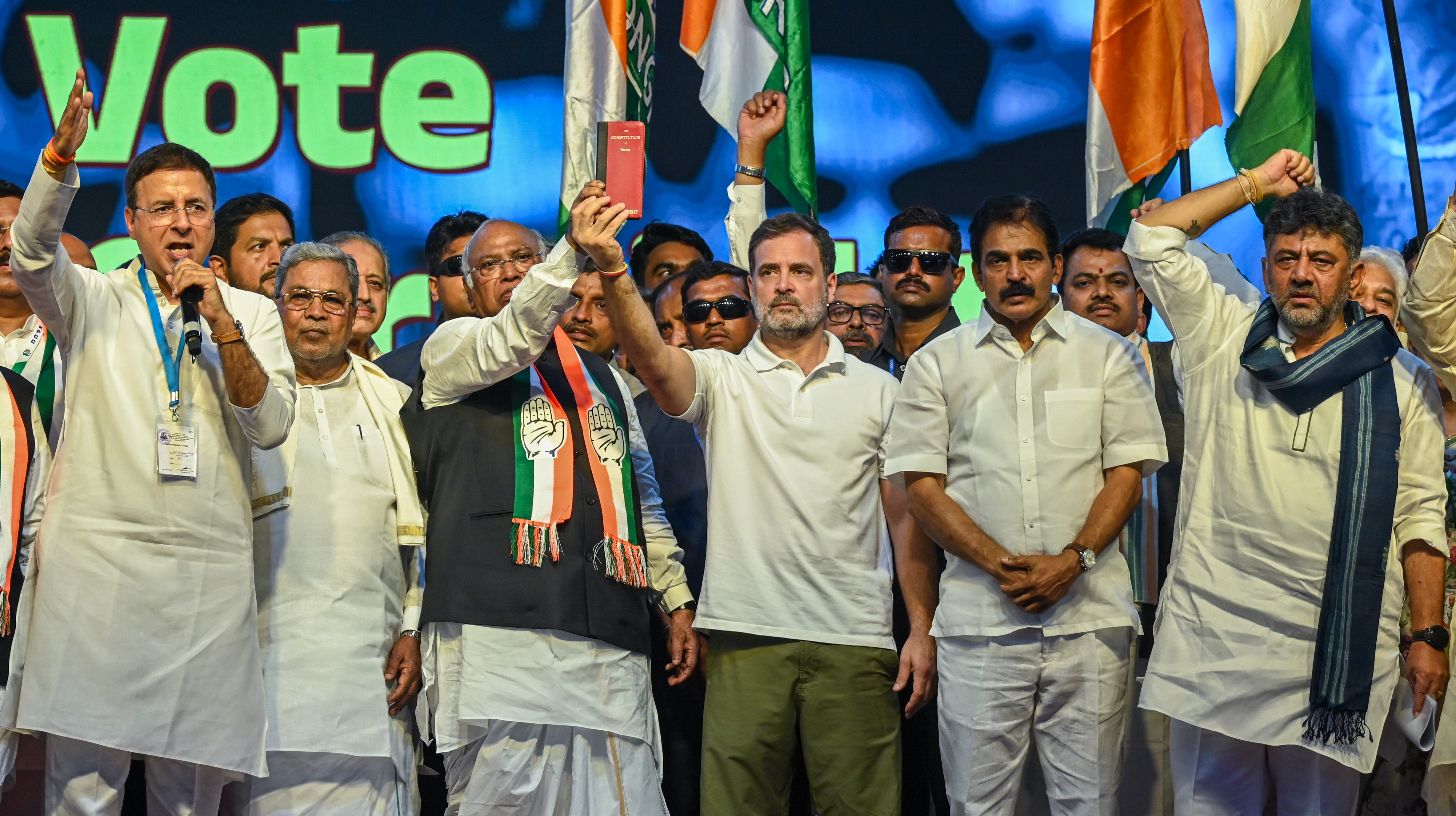 ಪ್ರತಿಭಟನಾ ಸಮಾವೇಶದಲ್ಲಿ ರಣದೀಪ್ ಸಿಂಗ್ ಸುರ್ಜೇವಾಲಾ ಸಿದ್ದರಾಮಯ್ಯ ಮಲ್ಲಿಕಾರ್ಜುನ ಖರ್ಗೆ ರಾಹುಲ್ ಗಾಂಧಿ  ಕೆ.ಸಿ. ವೇಣುಗೋಪಾಲ್ ಡಿ.ಕೆ. ಶಿವಕುಮಾರ್                                  ಪ್ರಜಾವಾಣಿ ಚಿತ್ರ: ಎಂ. ಎಸ್. ಮಂಜುನಾಥ್