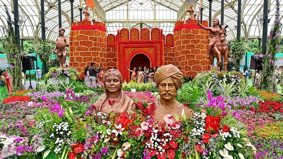 PHOTOS | ಫಲಪುಷ್ಪ ಪ್ರದರ್ಶನ: ಹೂಗಳ ಲೋಕದಲ್ಲಿ ಧ್ಯಾನಿಸಿದ ಜನ