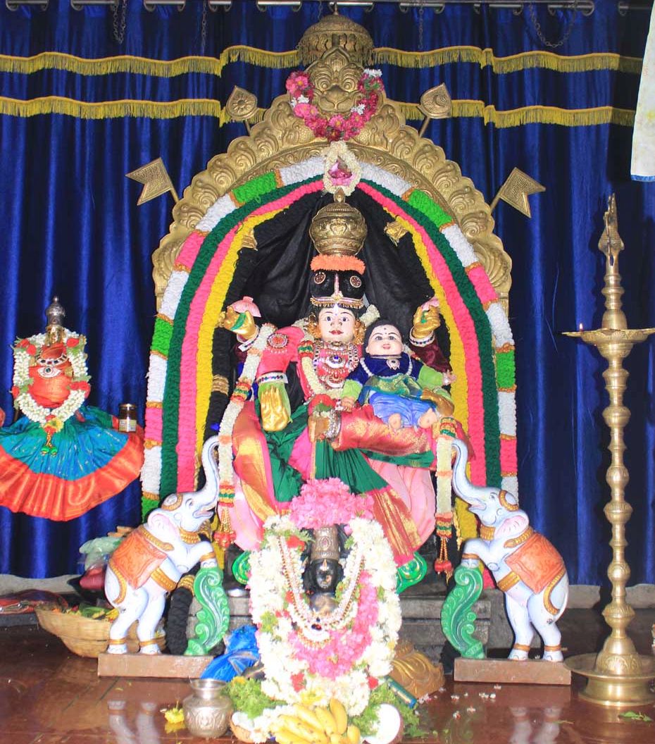 ದೊಡ್ಡಬಳ್ಳಾಪುರದ ಕನಕದಾಸನಗರದಲ್ಲಿನ ಲಕ್ಷ್ಮಿದೇವಾಲಯದಲ್ಲಿ ಲಕ್ಷ್ಮಿದೇವಿಗೆ ಅಲಂಕಾರ