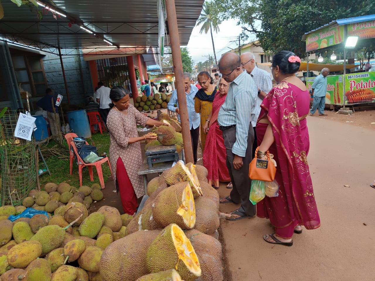 ಹಲಸು ಮೇಳದಲ್ಲಿ ವಿವಿಧ ತಳಿಯ ಹಲಸಿನ ಹಣ್ಣುಗಳ ಪ್ರದರ್ಶನ ಮತ್ತು ಮಾರಾಟ ನಡೆಯಿತು