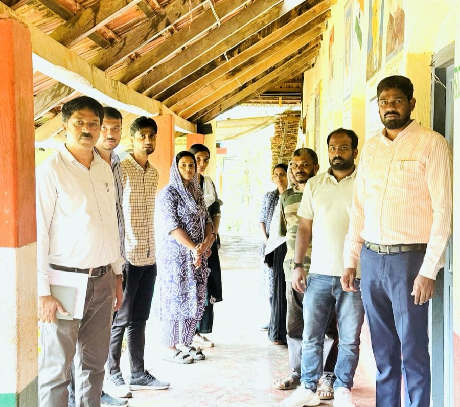 ಸುಂಟಿಕೊಪ್ಪ ಸಮೀಪದ ಚೆಟ್ಟಳ್ಳಿ ವ್ಯಾಪ್ತಿಯ ಪೊನ್ಬತ್ ಮೊಟ್ಟೆಯ ಆರ್.ಎಸ್.ಚೆಟ್ಟಳ್ಳಿ ಸರ್ಕಾರಿ ಹಿರಿಯ ಪ್ರಾಥಮಿಕ ಶಾಲೆಯ ಅಭಿವೃದ್ಧಿಗೆ ಶಾಸಕ ಮಂತರ್ ಗೌಡ ಅವರ ಸೂಚನೆಯಂತೆ ಪಂಚಾಯತ್ ರಾಜ್ ಮುಖ್ಯ ಅಭಿಯಂತರ ನಾರಾಯಣ ಮೂರ್ತಿ ಶಾಲೆಗೆ ಬೇಟಿ ನೀಡಿ ಪರಿಶೀಲನೆ ನಡೆಸಿದರು.