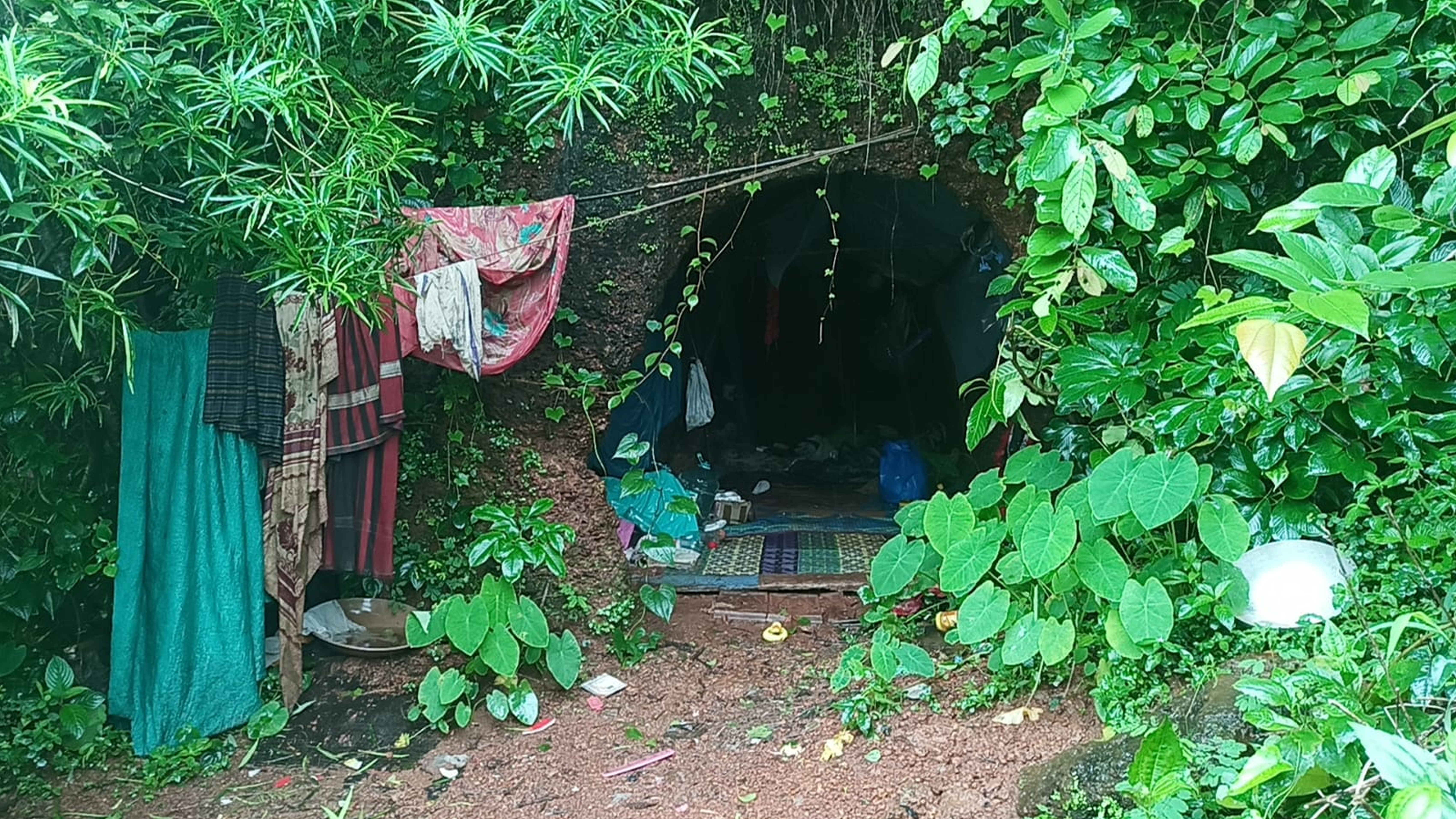 ಗೋಕರ್ಣದಲ್ಲಿ ಈಚೆಗೆ ರಷ್ಯನ್ ಮಹಿಳೆಯೊಬ್ಬರು ವಾಸವಿದ್ದ ದುರ್ಗಮ ಸ್ಥಳದಲ್ಲಿರುವ ರಾಮತೀರ್ಥ ಗುಹೆ.
ಚಿತ್ರಗಳು: ರವಿ ಸೂರಿ & ಪುಷ್ಪಹಾಸ ಭಕ್ತಿಕರ್