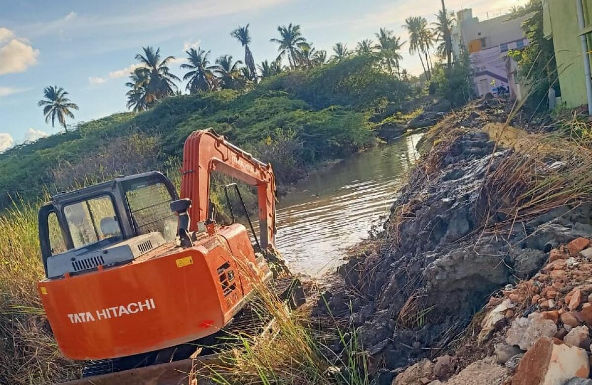 ಹಿರಿಯೂರು: ಕಾಲುವೆಗಳನ್ನು ಸ್ವಚ್ಛ ಮಾಡಿದ ನಗರಸಭೆ