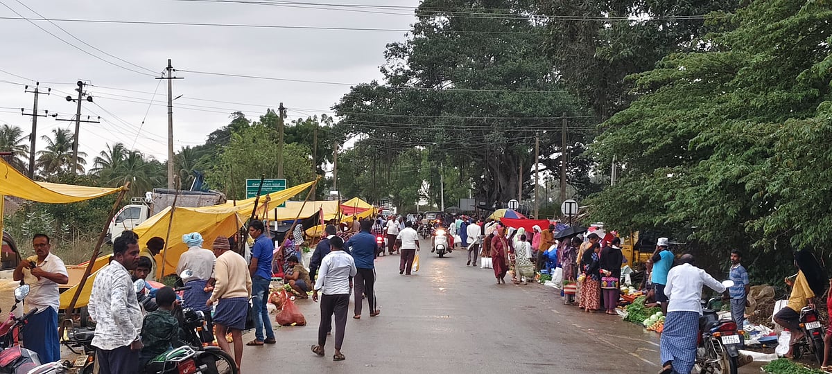 ತಿಪಟೂರು | ರಸ್ತೆ ಪಕ್ಕದಲ್ಲೇ ವಾರದ ಸಂತೆ: ವ್ಯಾಪಾರಿಗಳು, ಗ್ರಾಹಕರಿಗೆ ತೊಂದರೆ