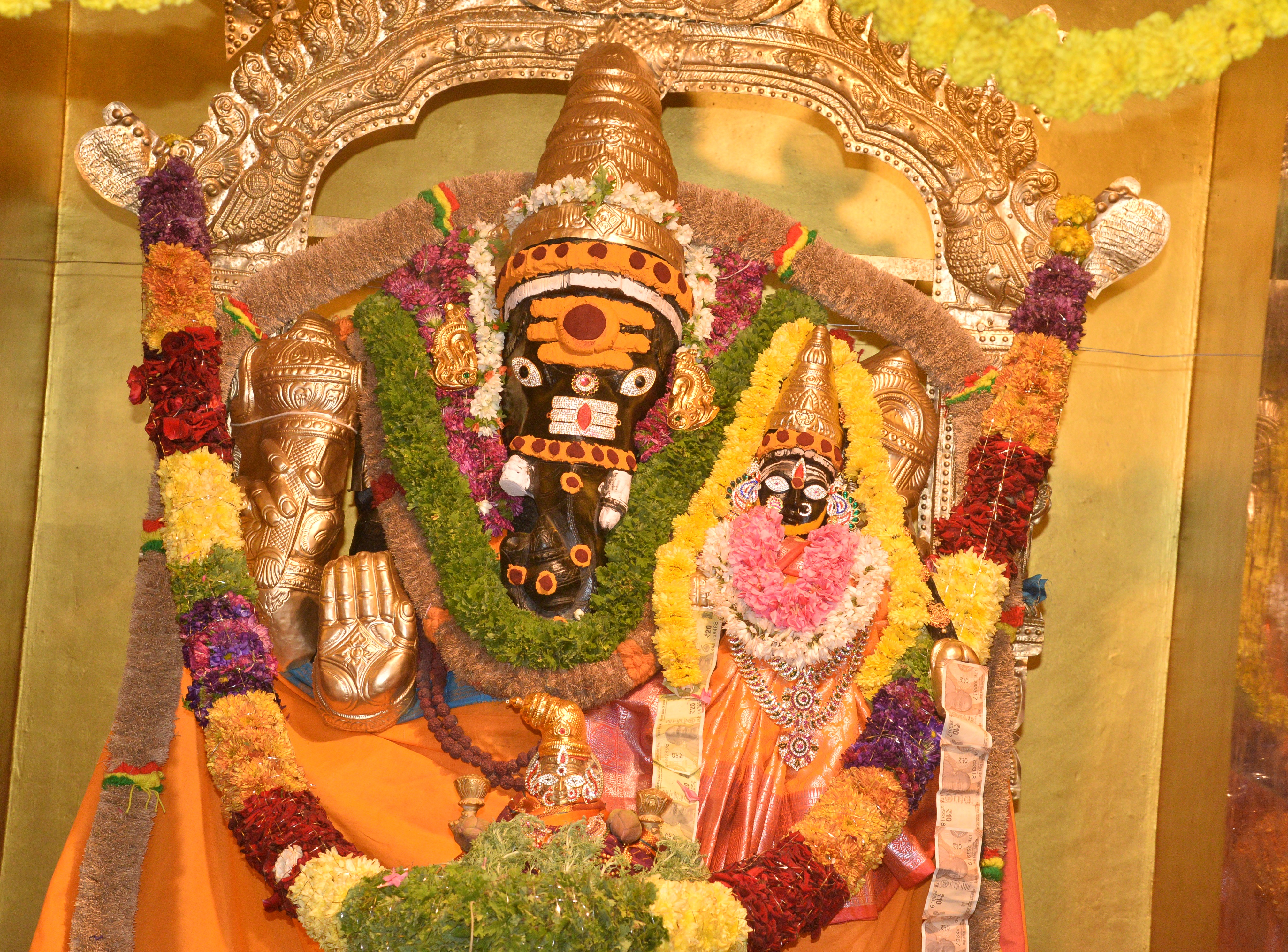 ಕೋಲಾರದ ಕೋಟೆ ಬಡಾವಣೆಯಲ್ಲಿರುವ ಮಹಾಲಕ್ಷ್ಮಿ ಸಂಕಷ್ಟಹರ ಮಹಾಗಣಪತಿಗೆ ವಿಶೇಷ ಅಲಂಕಾರ