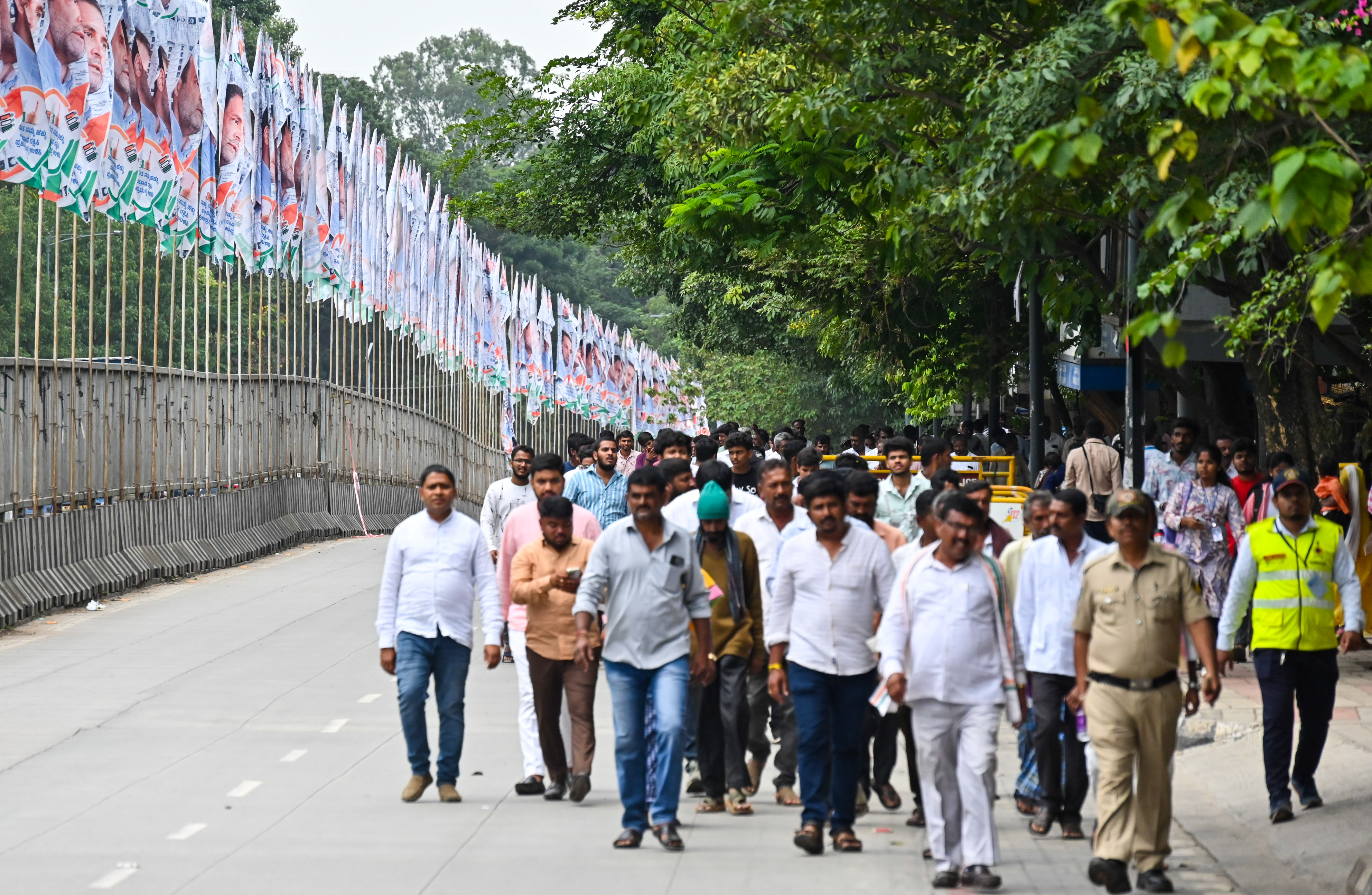 ಸ್ವಾತಂತ್ರ್ಯ ಉದ್ಯಾನದಲ್ಲಿ ಆಯೋಜಿಸಿದ್ದ ಸಮಾವೇಶದಲ್ಲಿ ಭಾಗವಹಿಸಲು ತೆರಳಿದ ಕಾರ್ಯಕರ್ತರು. ಪ್ರಜಾವಾಣಿ ಚಿತ್ರ ವಿ.ಪುಷ್ಕರ್‌  