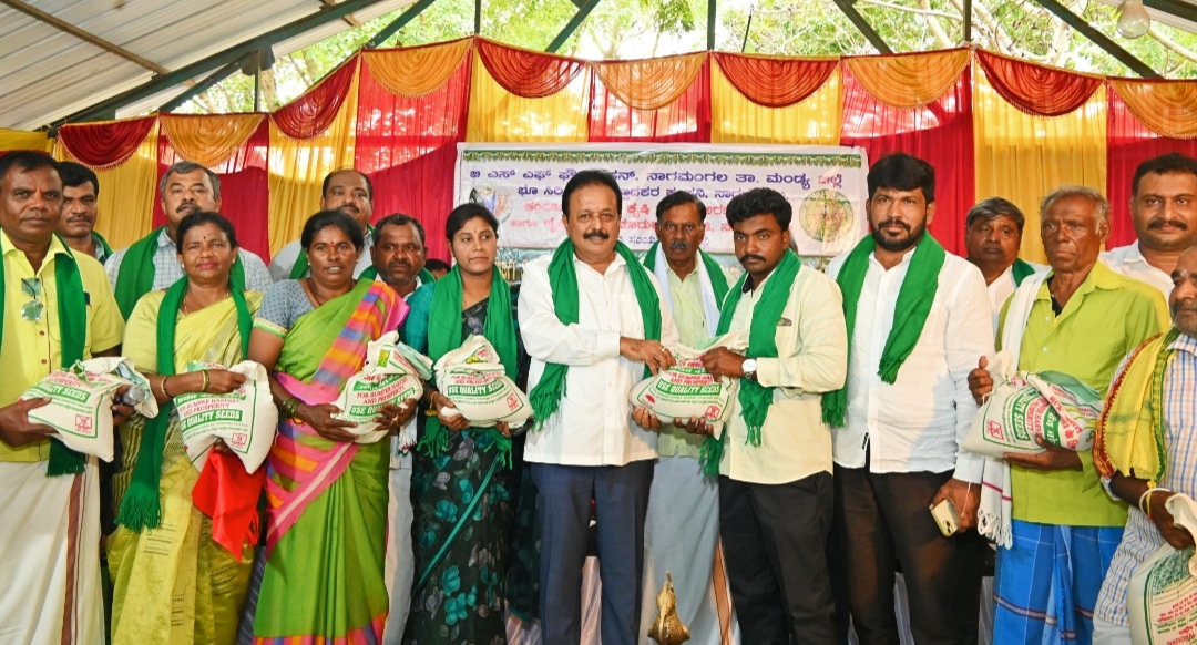 ನಾಗಮಂಗಲ ತಾಲ್ಲೂಕಿನ ಚೌಡೇನಹಳ್ಳಿ ಗ್ರಾಮದ ಬಳಿ‌ ಇರುವ ಎಪಿಎಂಸಿ ಯಲ್ಲಿ ಆಯೋಜಿಸಿದ್ದ ಬಿತ್ತನೆ ರಾಗಿ ವಿತರಣೆ ರೈತ ರತ್ನ ಪ್ರಶಸ್ತಿ ಪ್ರದಾನ ಮತ್ತು ಪ್ರತಿಭಾ ಪುರಸ್ಕಾರ ಕಾರ್ಯಕ್ರಮದಲ್ಲಿ ಕೃಷಿ ಸಚಿವ ಎನ್.ಚಲುವರಾಯಸ್ವಾಮಿ ಬಿತ್ತನೆ ರಾಗಿ ವಿತರಿಸಿದರು.