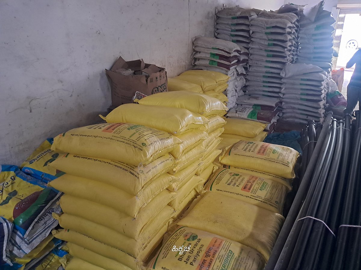 ಬಾಳೆಹೊನ್ನೂರಿನಲ್ಲಿ 300 ಮೂಟೆ ಯೂರಿಯಾ ವಶ