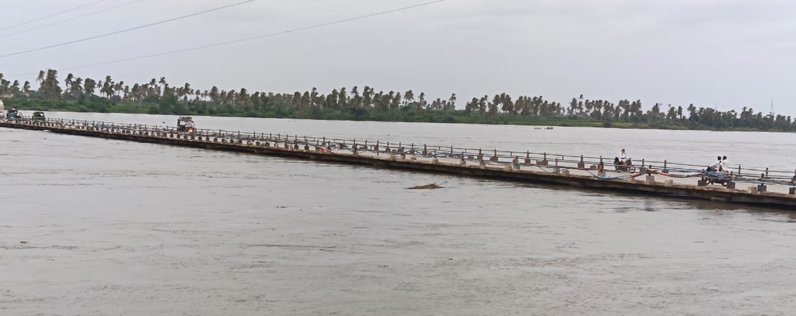 ಕಂಪ್ಲಿಯ ತುಂಗಭದ್ರಾ ನದಿ ಸೇತುವೆ ಮೇಲೆ ವಾಹನಗಳ ಸಂಚಾರದ ದೃಶ್ಯ