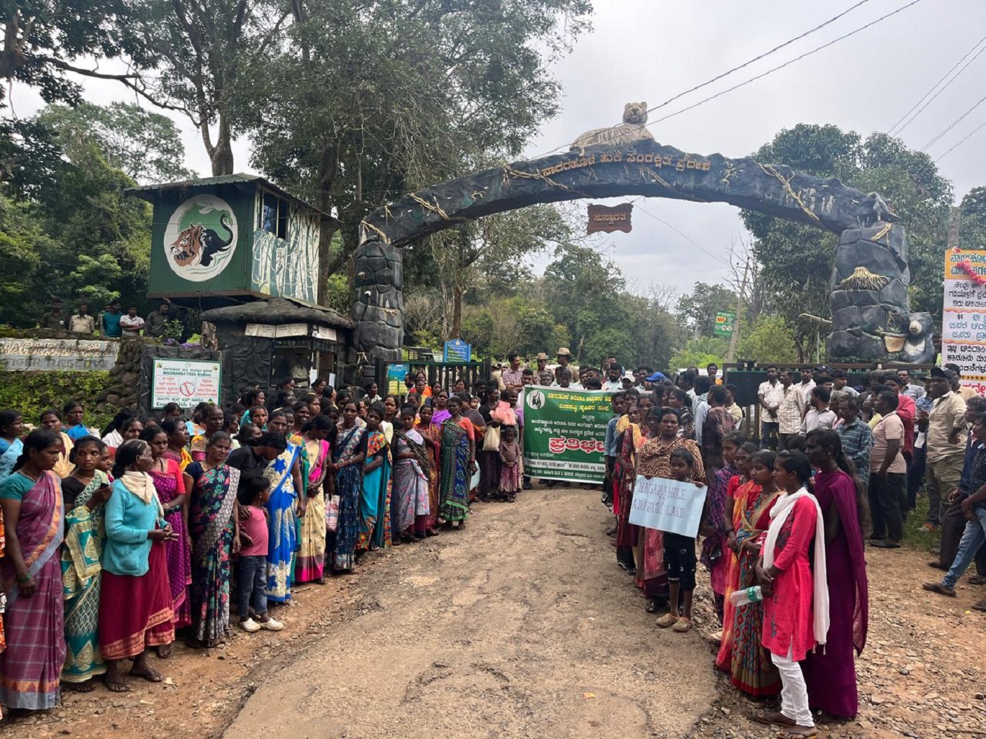 ಪೊನ್ನಂಪೇಟೆ ತಾಲ್ಲೂಕಿನ ನಾಣಚ್ಚಿ ಗೇಟ್ ಮುಂಭಾಗ ನೂರಾರು ಮಂದಿ ಆದಿವಾಸಿಗಳು ಶನಿವಾರ ಪ್ರತಿಭಟನೆ ನಡೆಸಿದರು