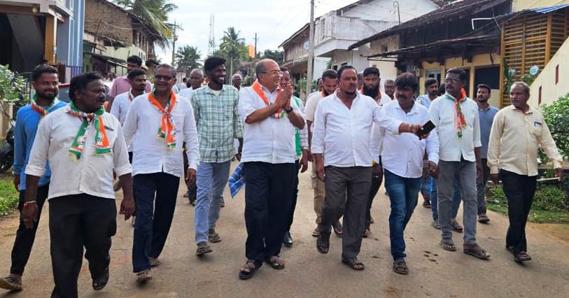 ರಟ್ಟೀಹಳ್ಳಿ ಪಟ್ಟಣ ಪಂಚಾಯಿತಿ ಚುನಾವಣೆ ಹಿನ್ನಲೆಯಲ್ಲಿ ಶನಿವಾರ ಶಾಸಕ ಯು.ಬಿ. ಬಣಕಾರ ಕಾಂಗ್ರೆಸ್‌ ಅಭ್ಯರ್ಥಿಗಳ ಪರ ವಿವಿಧ ವಾರ್ಡಗಳಲ್ಲಿ ಮತಯಾಚಿಸಿದರು