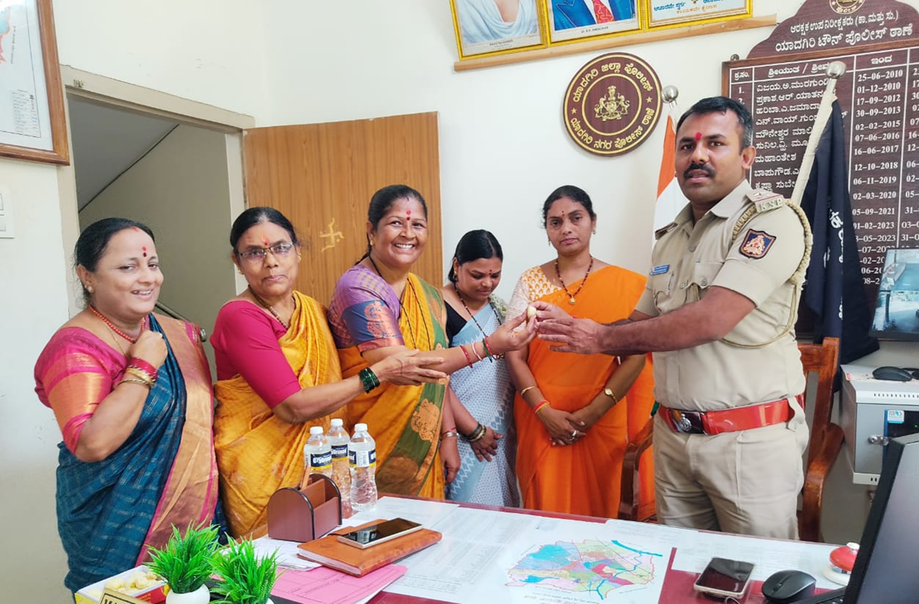 ಯಾದಗಿರಿಯಲ್ಲಿ ಶನಿವಾರ ನಗರ ಠಾಣೆಯ ಪಿಎಸ್‌ಐ ಮಂಜನಗೌಡ ಪಾಟೀಲ ಅವರಿಗೆ ಬಿಜೆಪಿ ಮಹಿಳಾ ಮೋರ್ಚಾ ಮುಖಂಡರು ರಾಖಿ ಕಟ್ಟಿದರು 