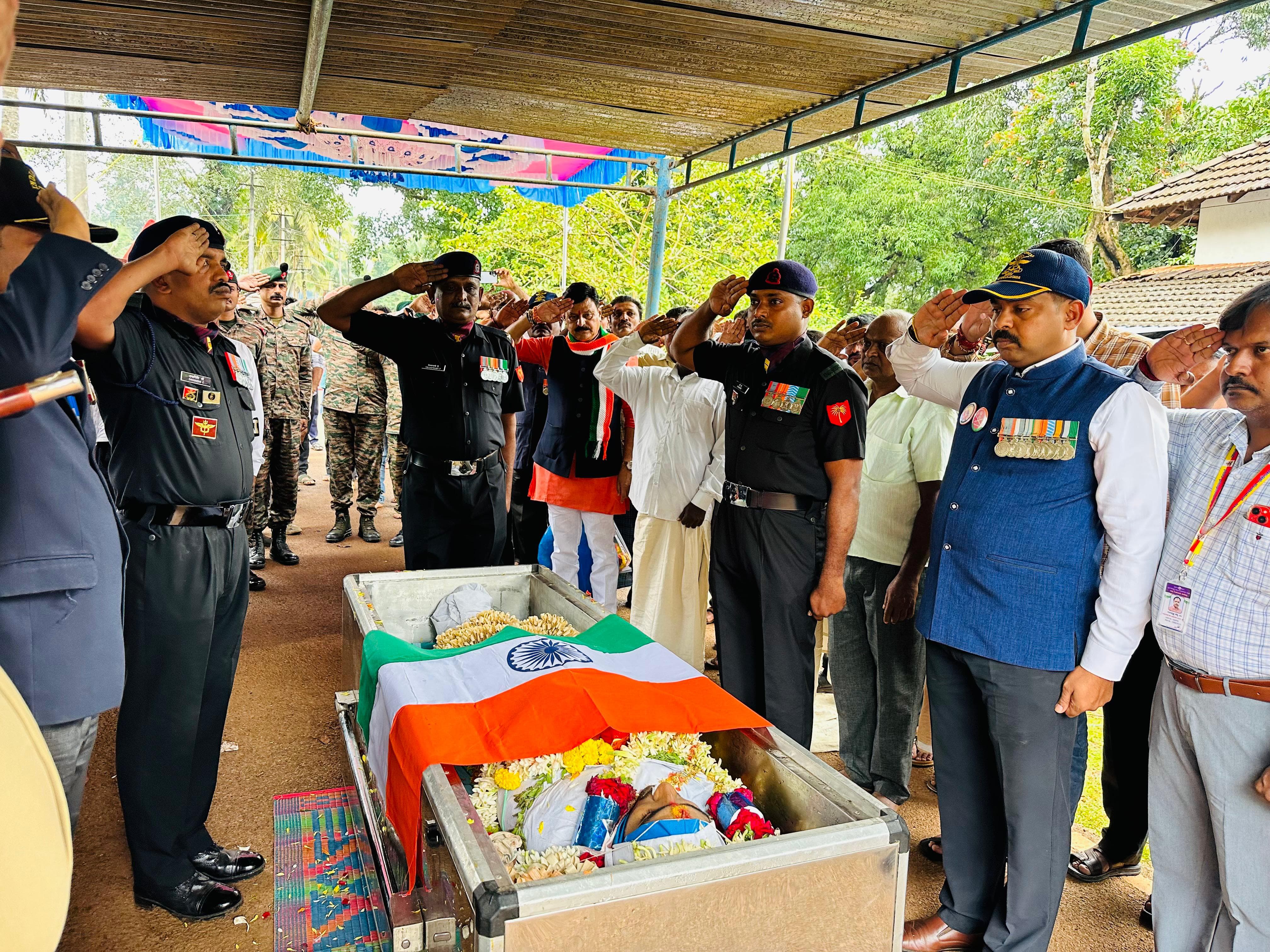 ಅಗಲಿದ ಯೋಧ ಪ್ರಜ್ವಲ್ ಅವರಿಗೆ ಭಾರತೀಯ ಸೇನೆ ವತಿಯಿಂದ ಅಂತಿಮ ಗೌರವ ಸಲ್ಲಿಸಲಾಯಿತು.
