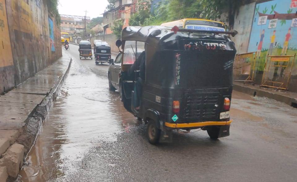 ಹರಿಹರದ ಹರಪನಹಳ್ಳಿ ಮಾರ್ಗದ ರೈಲ್ವೆ ಅಂಡರ್ ಪಾಸ್‌ನಲ್ಲಿ ಚರಂಡಿಯಲ್ಲಿ ತ್ಯಾಜ್ಯ ತುಂಬಿರುವ ಕಾರಣ ರಸ್ತೆ ಜಲಾವೃತವಾಗಿ ವಾಹನ ಸಂಚಾರಕ್ಕೆ ಅಡ್ಡಿಯಾಗಿರುವುದು