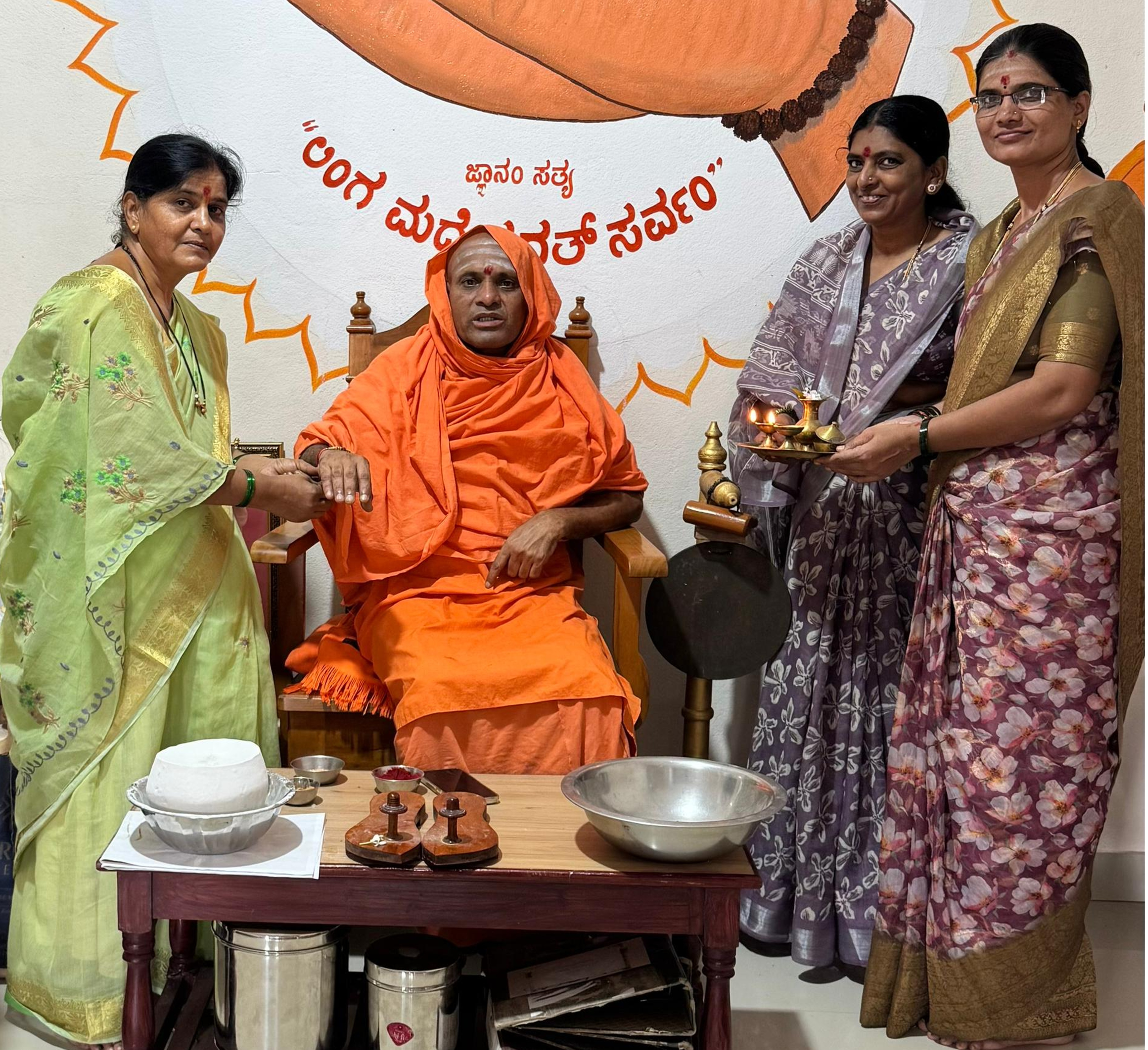 ಯಾದಗಿರಿಯ ದಾಸಬಾಳಾದೀಶ್ವರ ಮಠದಲ್ಲಿ ಶನಿವಾರ ವೀರೇಶ್ವರ ಸ್ವಾಮೀಜಿಗೆ ರಾಖಿ ಕಟ್ಟಿದ ಭಕ್ತರು  