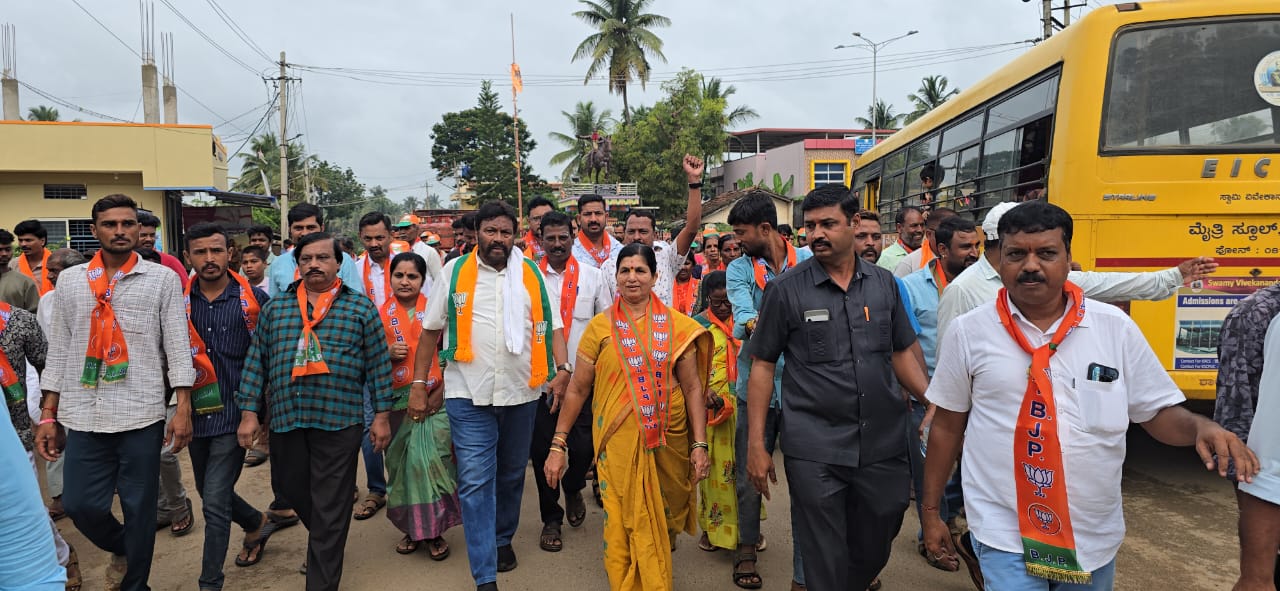 ರಟ್ಟೀಹಳ್ಳಿ ಪಟ್ಟಣ ಪಂಚಾಯಿತಿ ಚುನಾವಣೆ ಹಿನ್ನೆಲೆಯಲ್ಲಿ ಶನಿವಾರ ಮಾಜಿ ಕೃಷಿ ಸಚಿವ ಬಿ.ಸಿ.ಪಾಟೀಲ ಬಿಜೆಪಿ ಅಭ್ಯರ್ಥಿಗಳ ಪರ ಪ್ರಚಾರ ನಡೆಸಿದರು