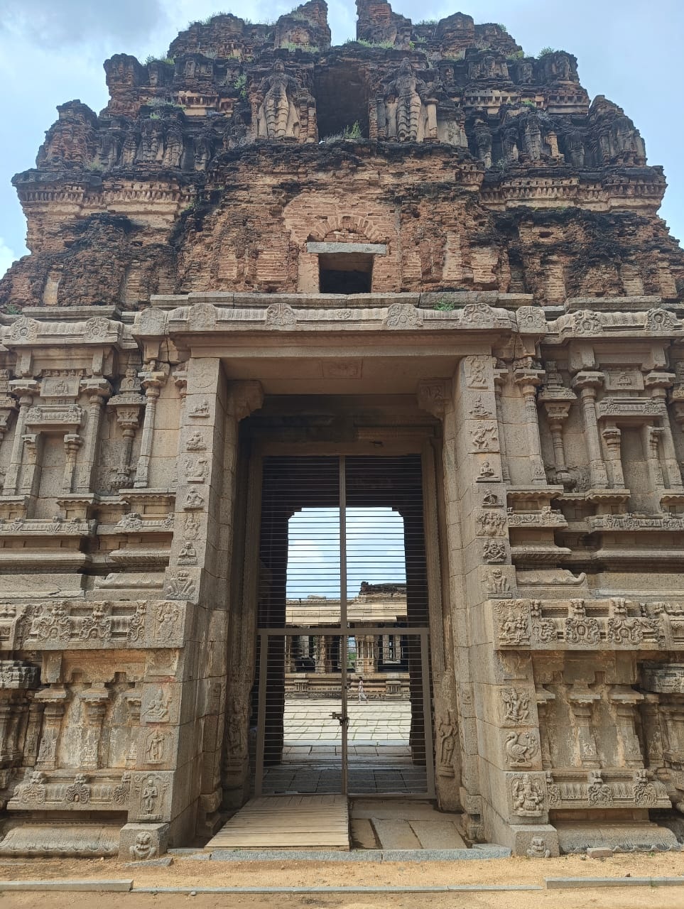 ವಿಜಯವಿಠ್ಠಲ ದೇವಸ್ಥಾನದ ದಕ್ಷಿಣ ಭಾಗದ ಗೋಪುರ ದ್ವಾರ ಮುಚ್ಚಿರುವುದು  