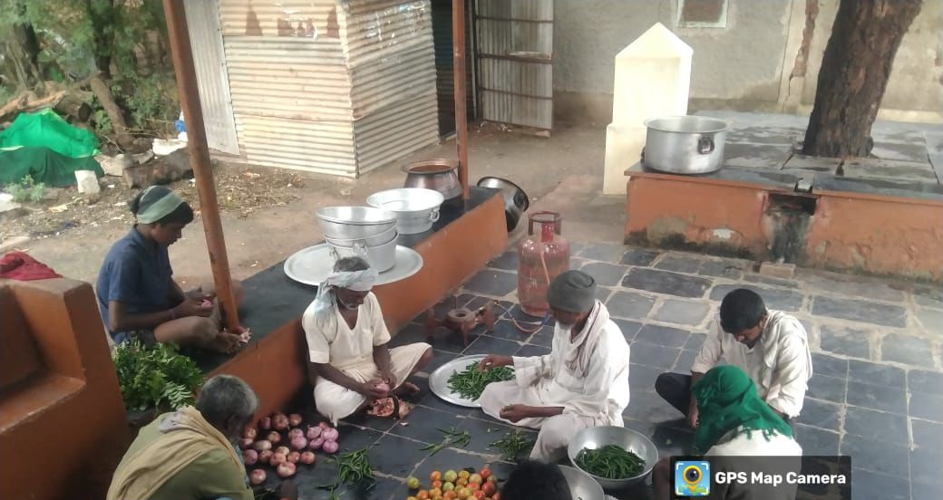 ನವಲಗುಂದ ತಾಲೂಕಿನ ಬೋಗಾನೂರು ಗ್ರಾಮದ ಕಾಳಜಿ ಕೇಂದ್ರದಲ್ಲಿ ರಾತ್ರಿ ಊಟದ ಸಿದ್ಧತೆ ನಡೆದಿದೆ