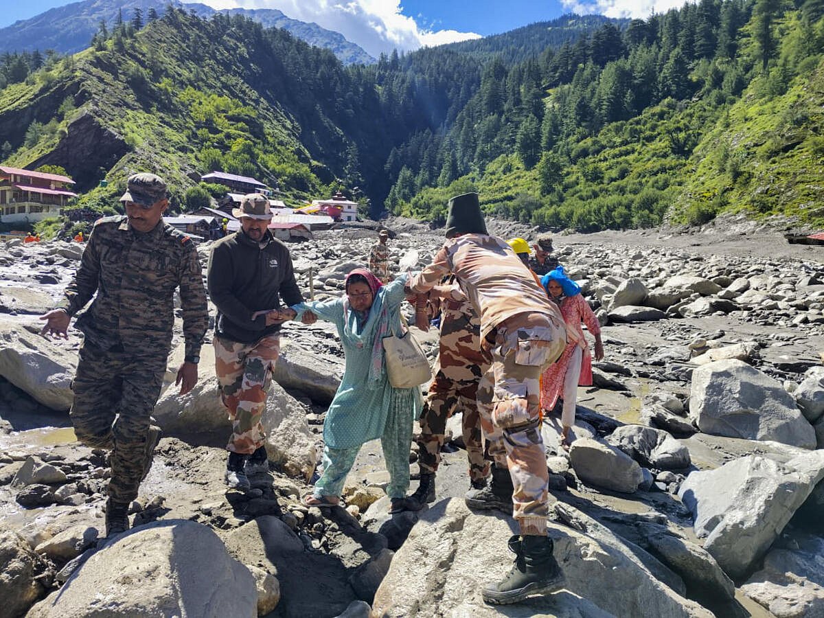 ಉತ್ತರಾಖಂಡ ಮೇಘಸ್ಫೋಟ | ನಾಲ್ಕು ಹೆಲಿಕಾಪ್ಟರ್‌ಗಳ ಬಳಕೆ: ಮತ್ತೆ 287 ಮಂದಿ ರಕ್ಷಣೆ