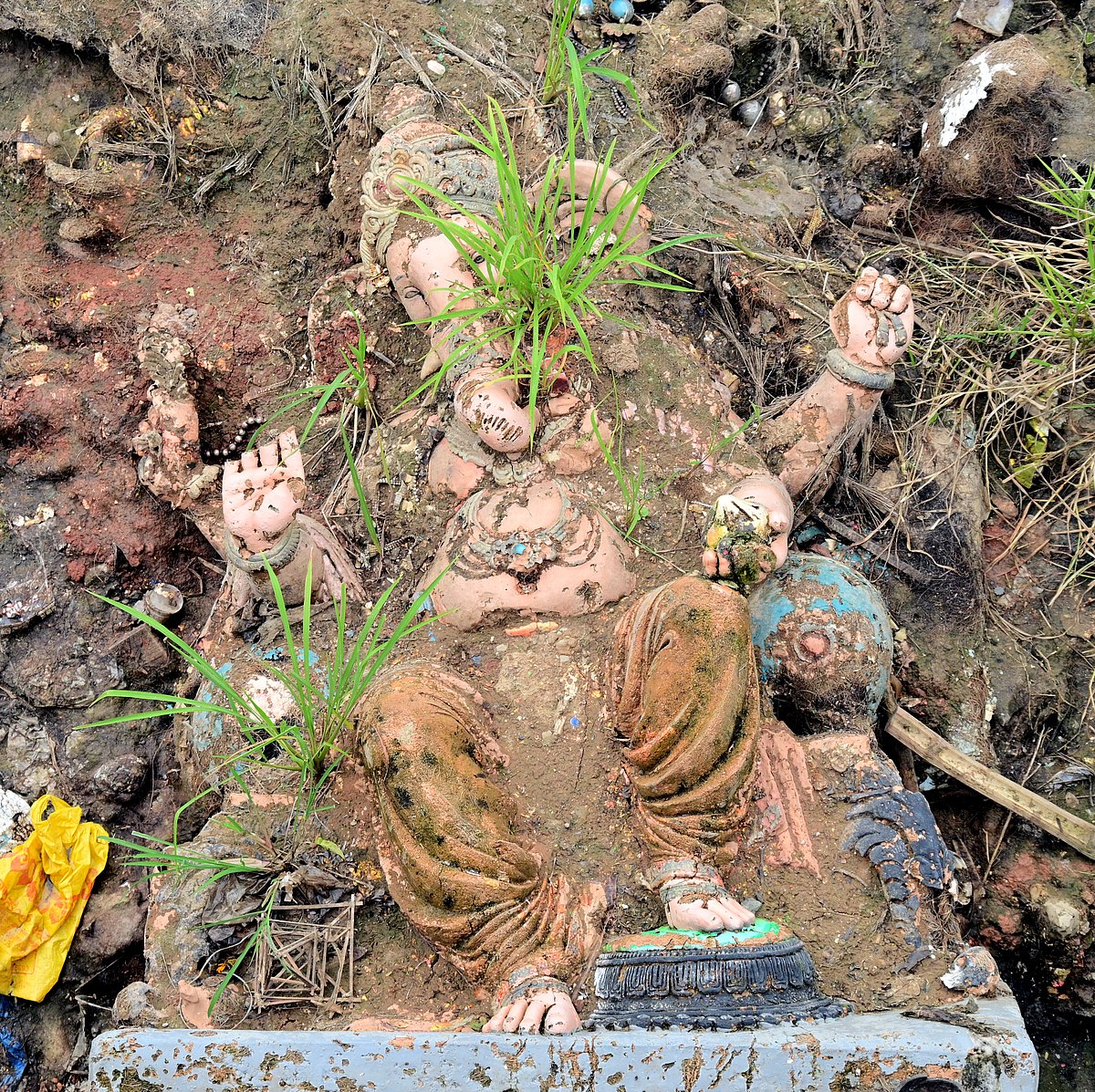 ವರ್ಷವಾದರೂ ಕರಗದ ಗಣೇಶ ಮೂರ್ತಿಗಳು; ಬಾವಿಯಲ್ಲಿ  ಅವಶೇಷ