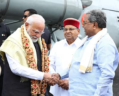 ಬೆಂಗಳೂರಿಗೆ ಆಗಮಿಸಿದ ಪ್ರಧಾನಿ ನರೇಂದ್ರ ಮೋದಿ ಅವರನ್ನು ಬರಮಾಡಿಕೊಂಡ ಸಿಎಂ ಸಿದ್ದರಾಮಯ್ಯ