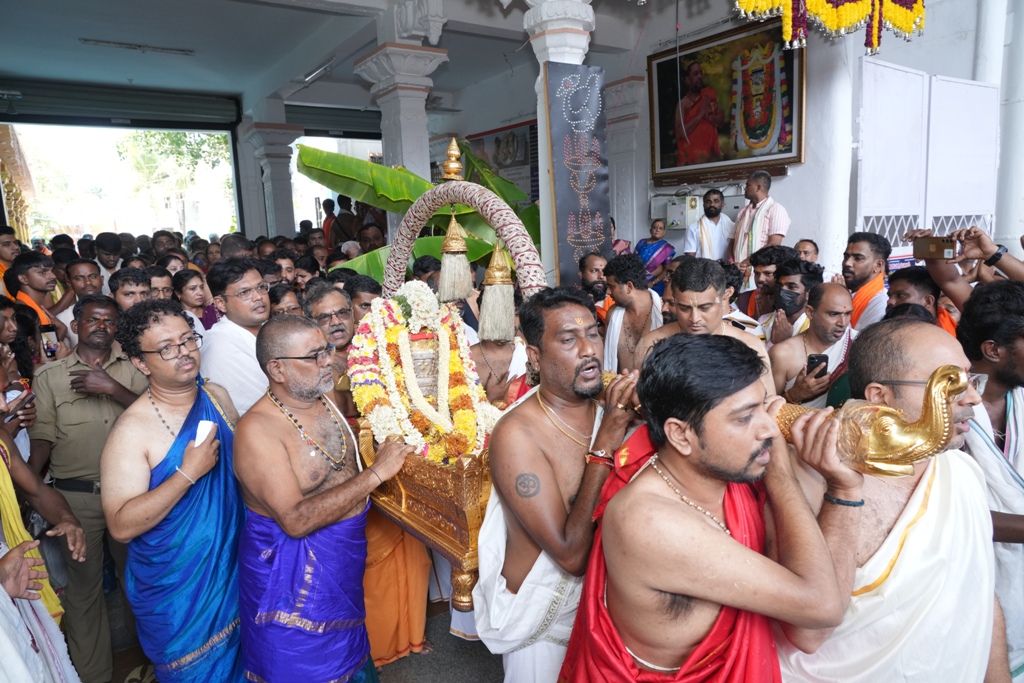 ರಾಯರು ರಚಿಸಿರುವ ಪರಿಮಳ ಗ್ರಂಥವನ್ನು ಪಲ್ಲಕ್ಕಿಯಲ್ಲಿ ಇರಿಸಿ ಮಠದ ಪ್ರಾಂಗಣದಲ್ಲಿ ಸಕಲ ಭಕ್ತರೊಂದಿಗೆ ಮೆರವಣಿಗೆ ಮಾಡಲಾಯಿತು