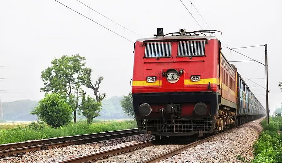 ಉತ್ತರಪ್ರದೇಶ | ರೈಲು  ಡಿಕ್ಕಿ: ತಾಯಿ, ಮಗ ಸಾವು