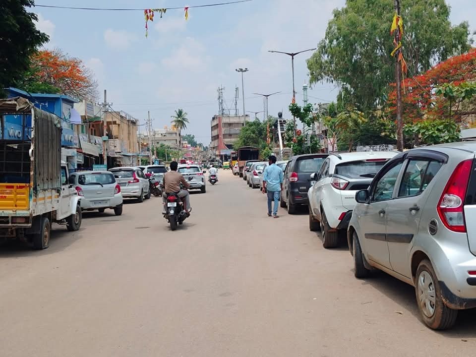 ಹೊಸಕೋಟೆ ತಾಲ್ಲೂಕು ಕಚೇರಿ ಮುಂಭಾಗ ರಸ್ತೆ ಬದಿಯೇ ವಾಹನ ನಿಲುಗಡೆ