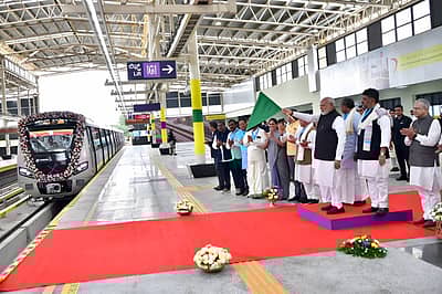 ನಮ್ಮ ಮೆಟ್ರೊ' ಹಳದಿ ಮಾರ್ಗಕ್ಕೆ ಪ್ರಧಾನಿ ನರೇಂದ್ರ ಮೋದಿ ಅವರು ಭಾನುವಾರ ಚಾಲನೆ ನೀಡಿದ್ದಾರೆ. ಮಾಹಿತಿ ತಂತ್ರಜ್ಞಾನದ ಹಬ್‌ ಎಲೆಕ್ಟ್ರಾನಿಕ್ ಸಿಟಿ ಸಂಪರ್ಕಿಸುವ ಈ ಮಾರ್ಗವು ಬೊಮ್ಮಸಂದ್ರದಿಂದ ಆರ್‌.ವಿ. ರಸ್ತೆಗೆ ಸಂಪರ್ಕ ಕಲ್ಪಿಸಲಿದೆ.