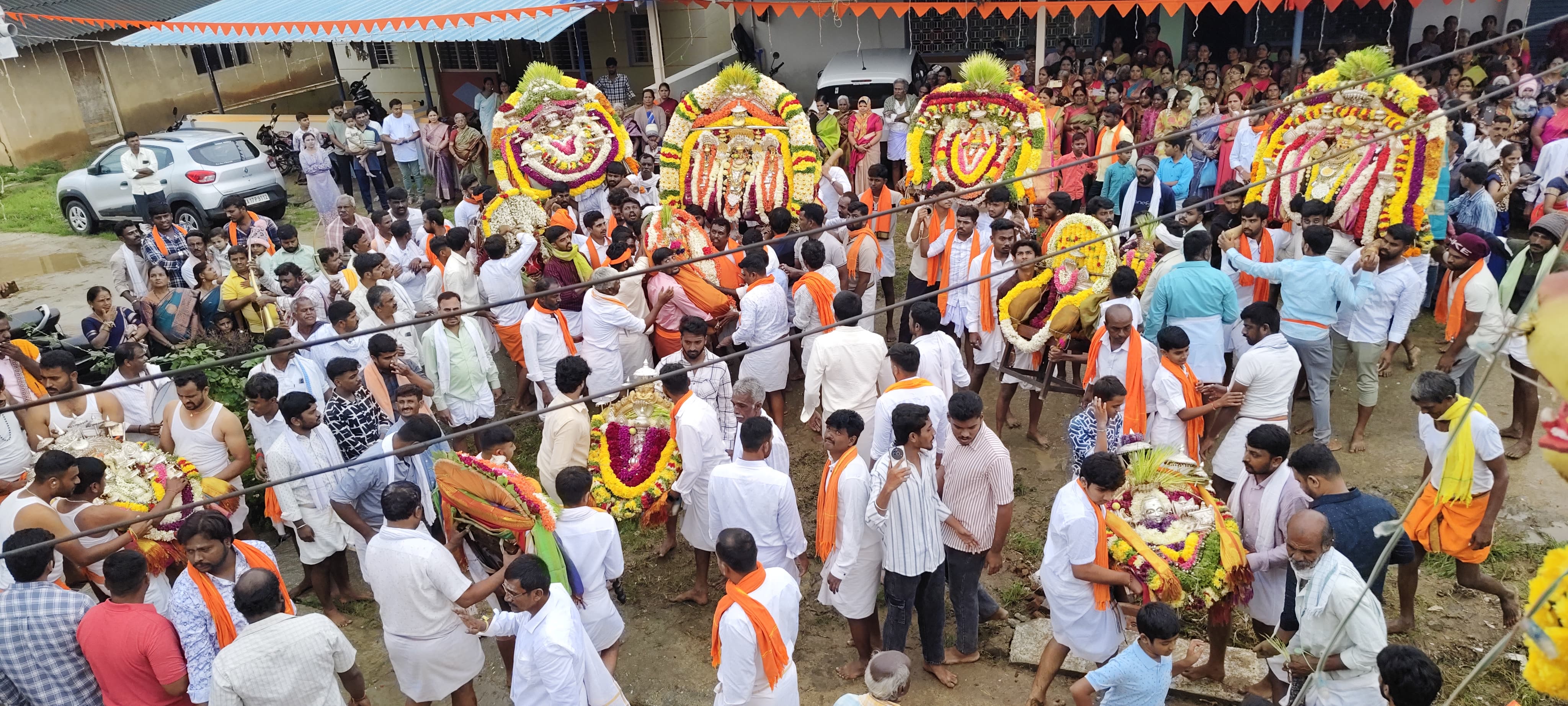 ಮತ್ತಿಹಳ್ಳಿ ವೀರಭದ್ರೇಶ್ವರ ಹಾಗೂ ಬಿದರಾಂಬಿಕ ದೇವಿ ದೇವಸ್ಥಾನದ ವಿಮಾನ ಗೋಪುರ ಉದ್ಘಾಟನೆಯಲ್ಲಿ ಹರ ಚರ ಮೂರ್ತಿಗಳೊಂದಿಗೆ ದೇವರ ಮೂರ್ತಿಗಳು
