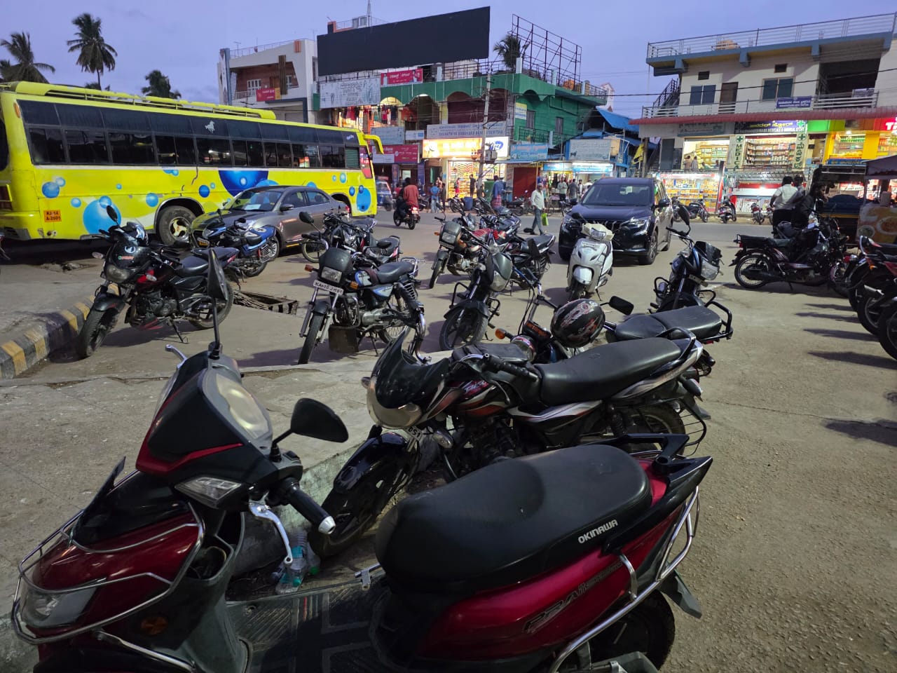 ಬೆಳಂದೂರು ಪಟ್ಟಣದ ಬಸ್ ನಿಲ್ದಾಣದ ಒಳಭಾಗದಲ್ಲಿ ದ್ವಿಚಕ್ರ ವಾಹನಗಳನ್ನು ನಿಲ್ಲಿಸಿರುವುದು