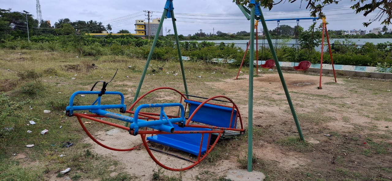 ಉದ್ಯಾನದಲ್ಲಿ ಮುರಿದು ಬಿದ್ದಿರುವ ಆಟದ ಸಾಮಾನು